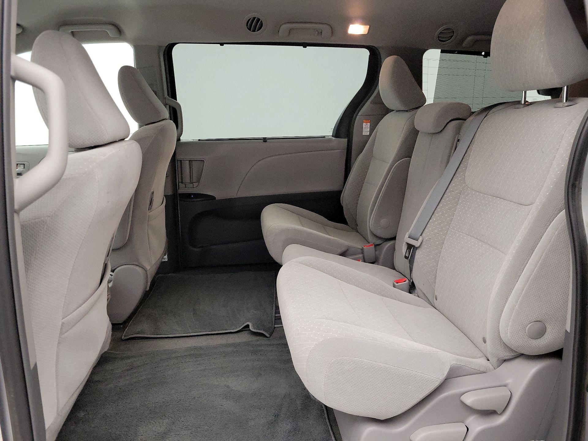 Thumbnail: 2018 Toyota Sienna - 19