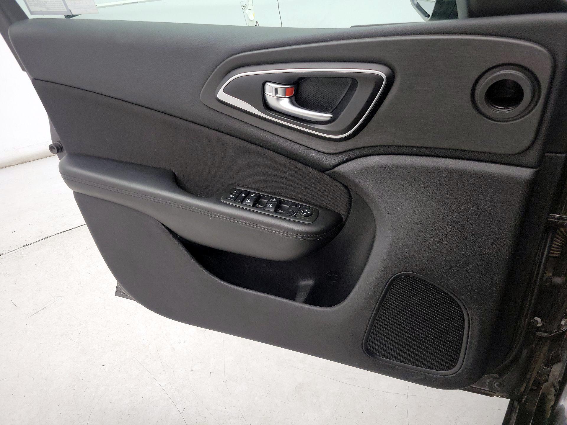 Thumbnail: 2015 Chrysler 200 - 12