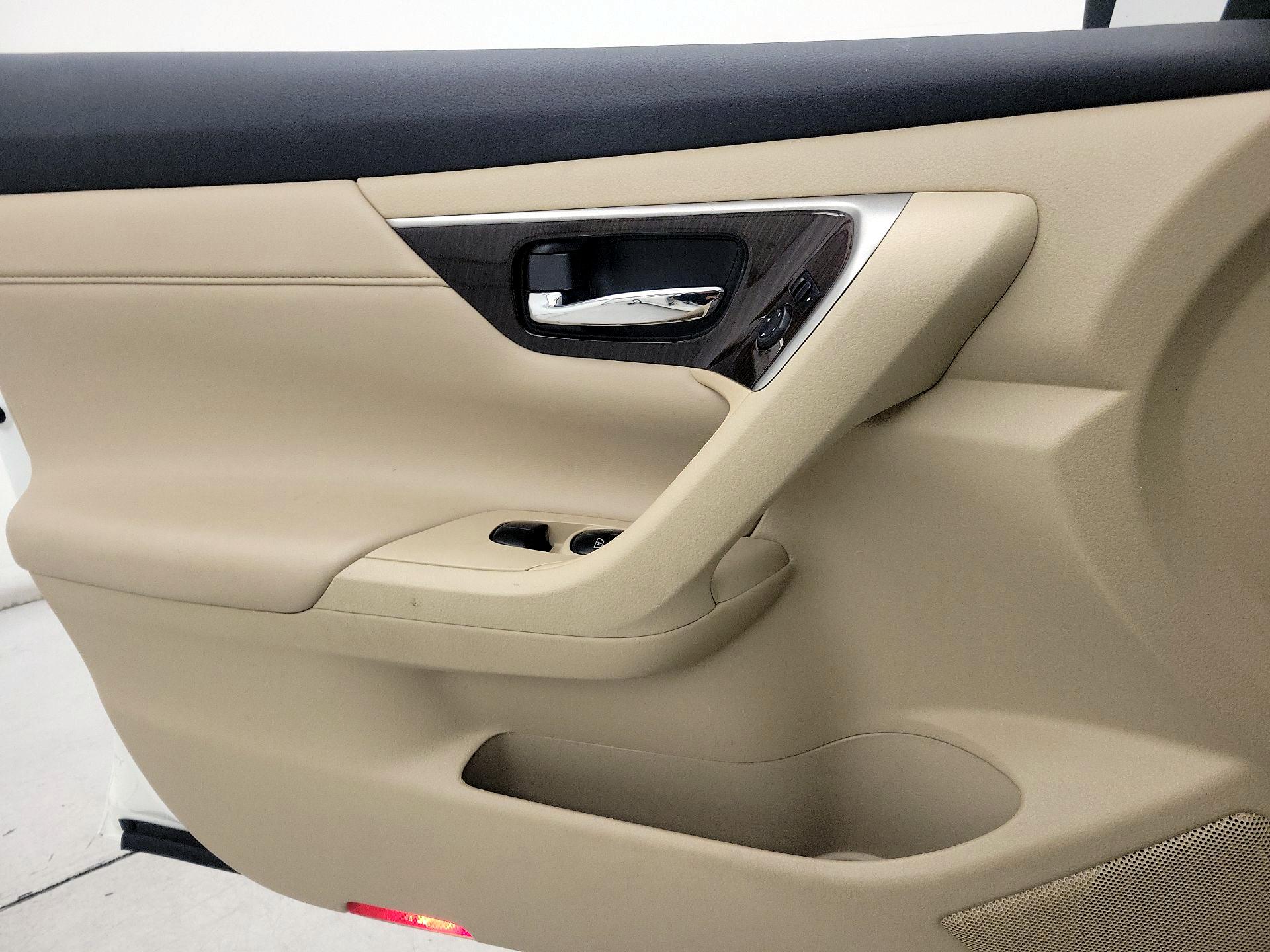 Thumbnail: 2015 Nissan Altima - 12