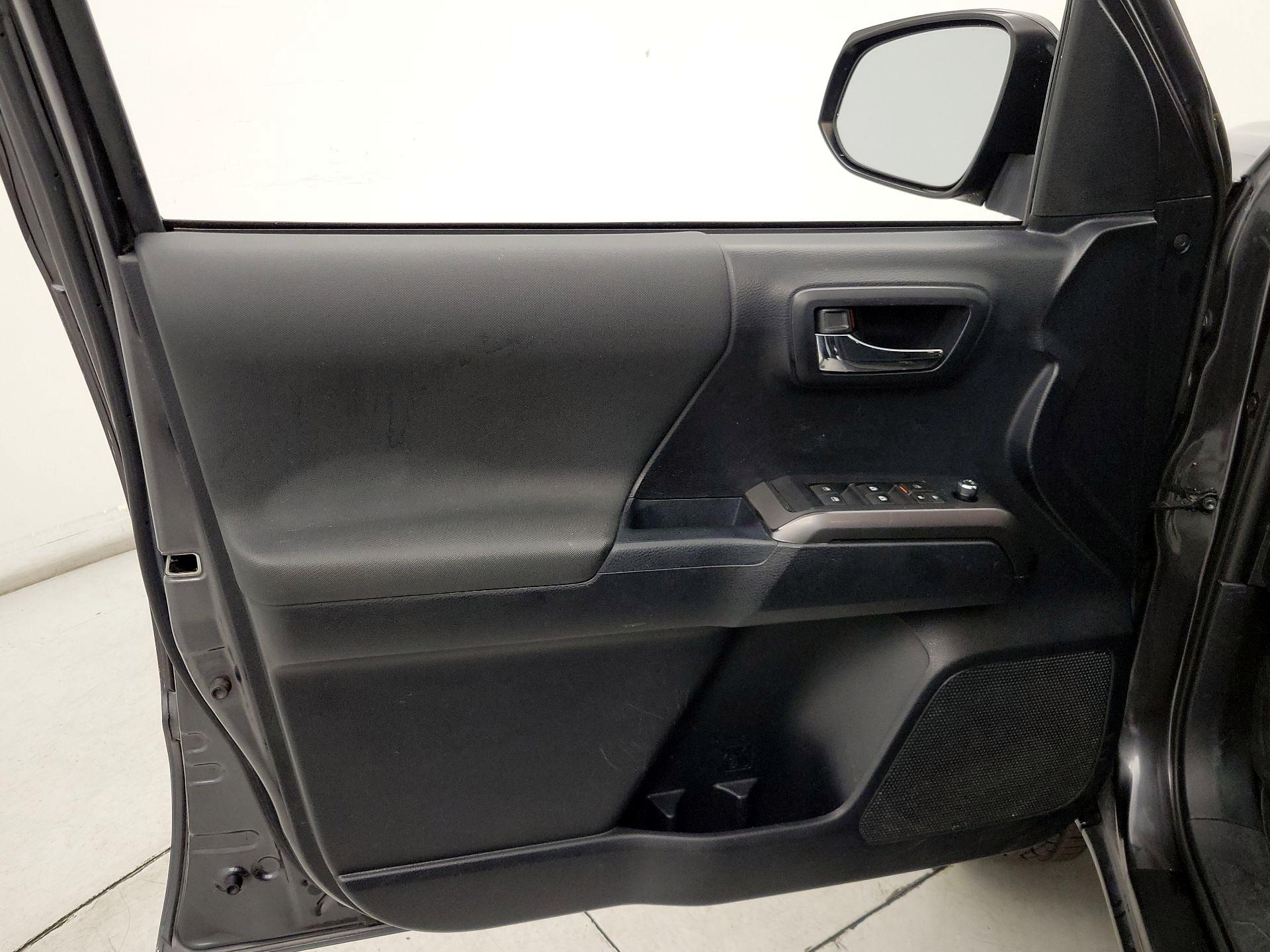 Thumbnail: 2018 Toyota Tacoma - 12