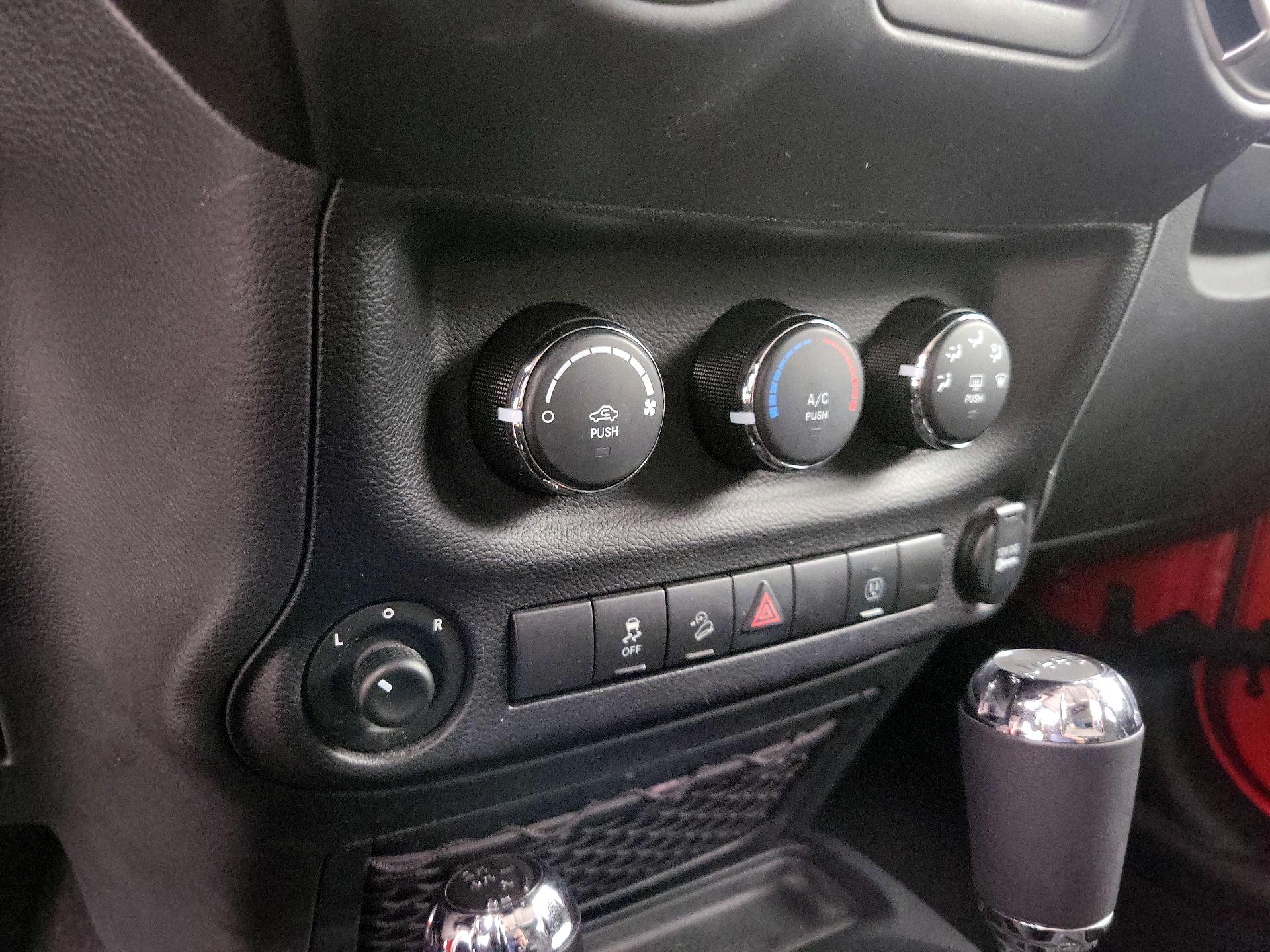 Thumbnail: 2018 Jeep Wrangler - 14