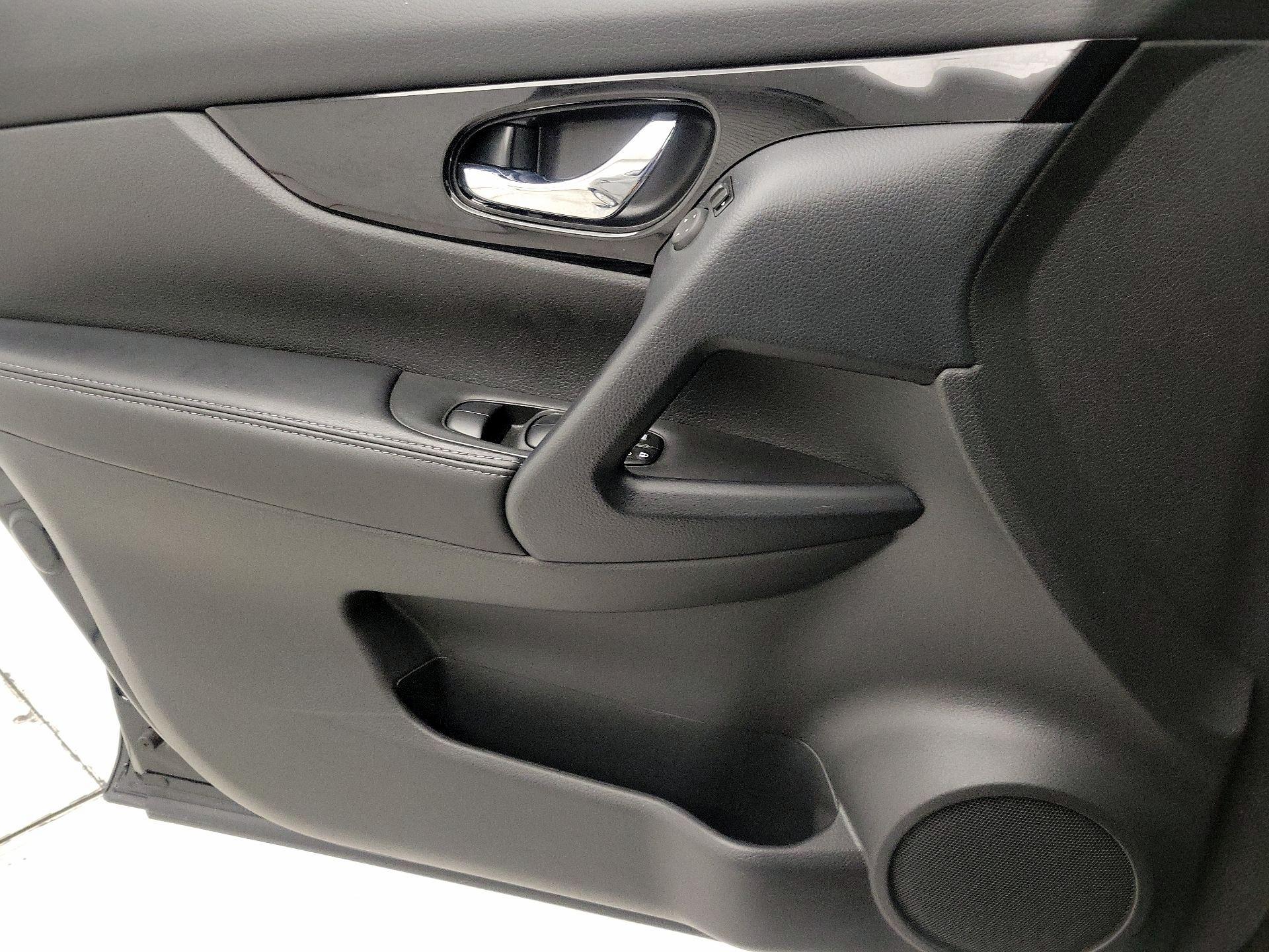 Thumbnail: 2020 Nissan Rogue Sport - 12