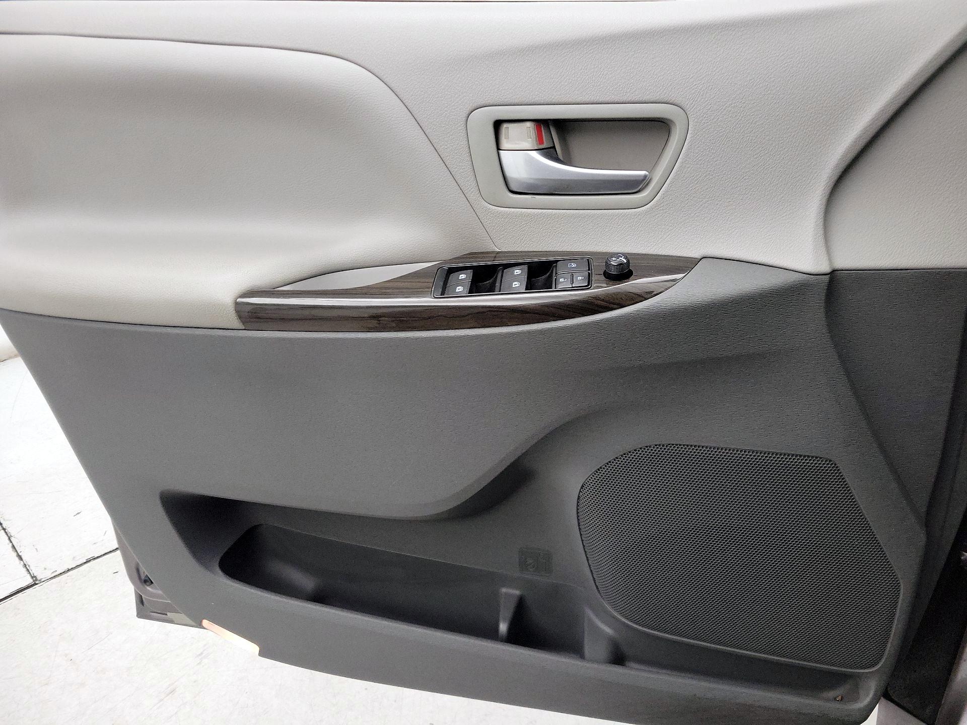 Thumbnail: 2015 Toyota Sienna - 12