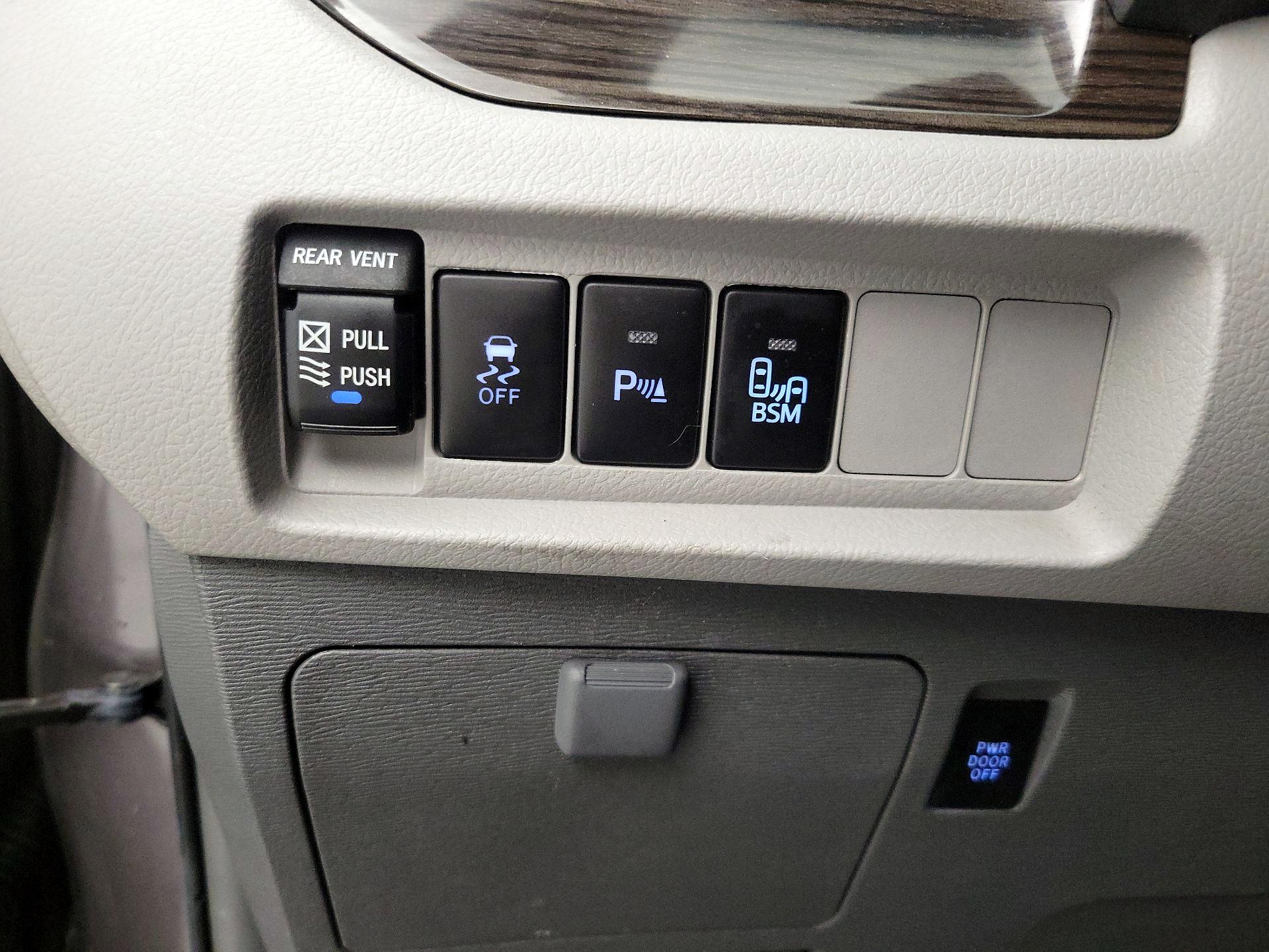 Thumbnail: 2015 Toyota Sienna - 13