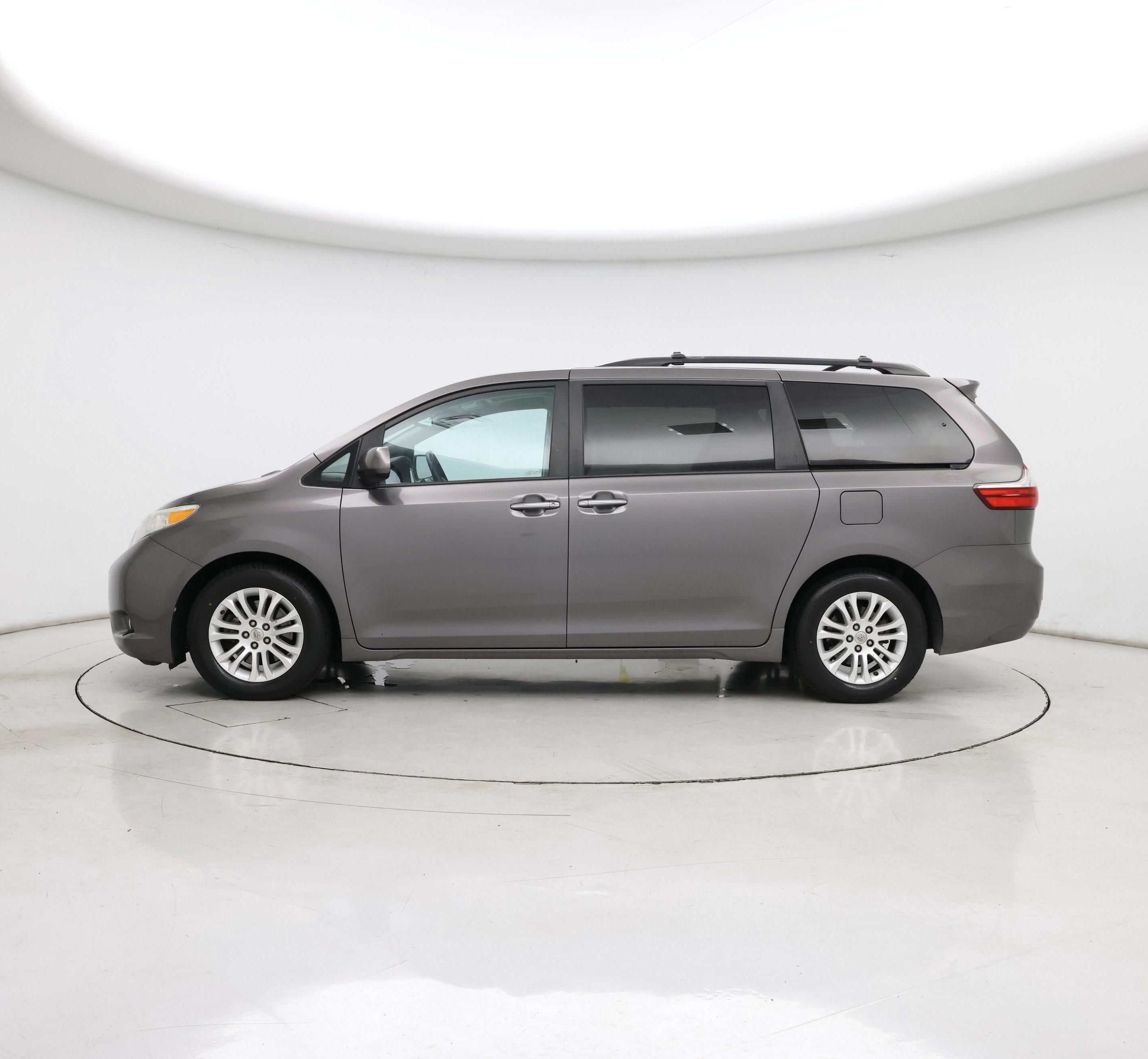 Thumbnail: 2015 Toyota Sienna - 3