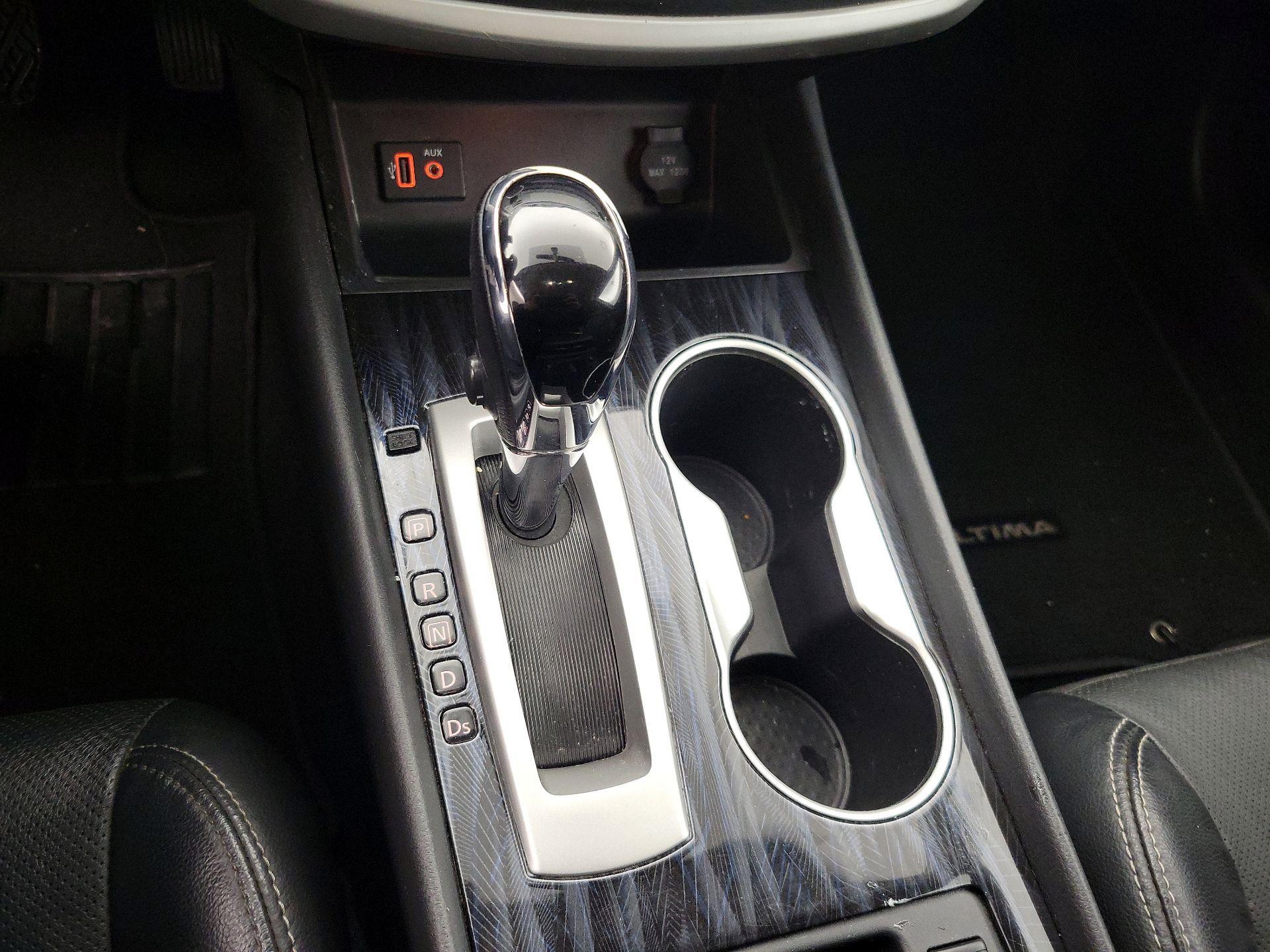 Thumbnail: 2017 Nissan Altima - 17