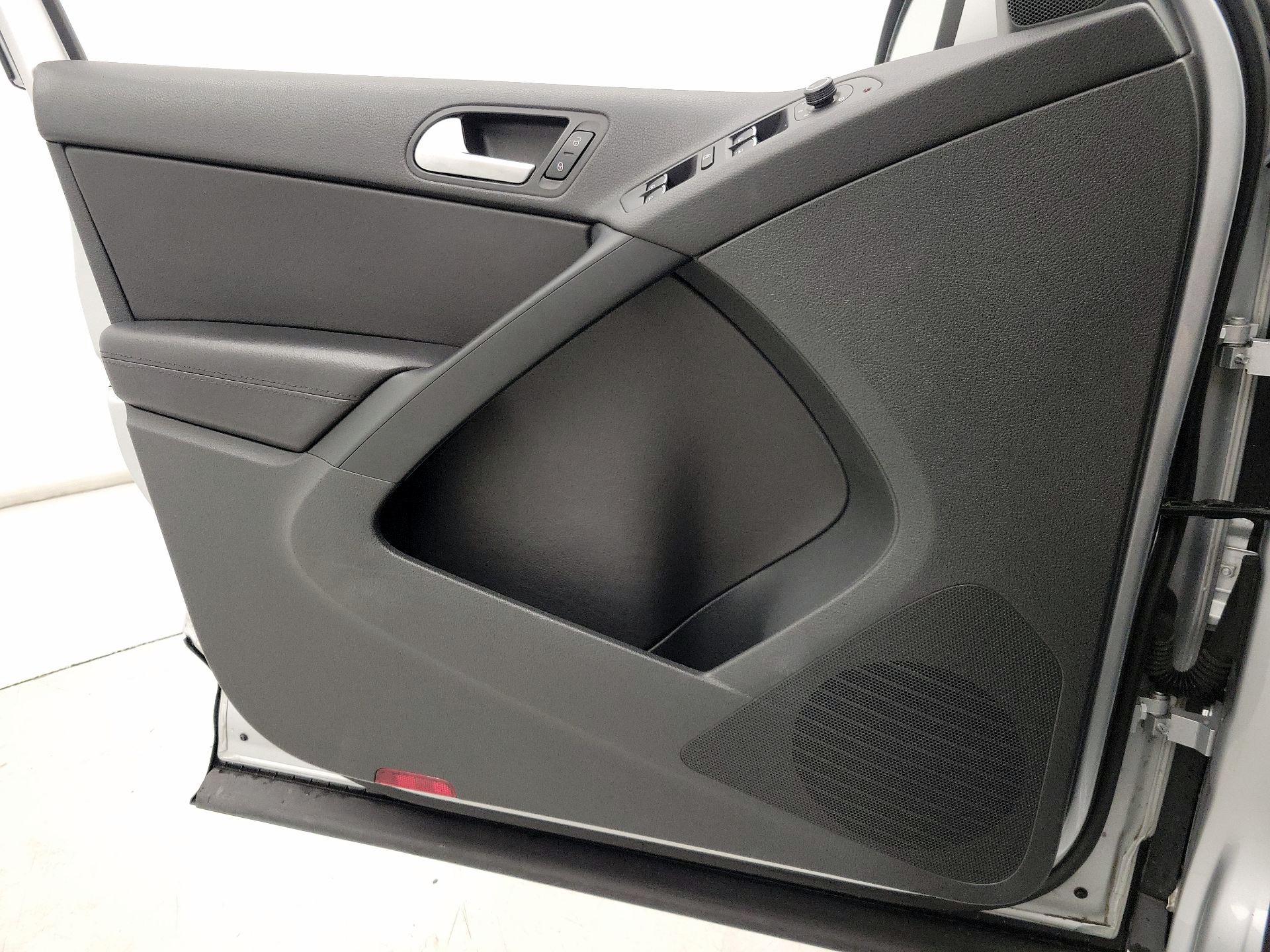 Thumbnail: 2016 Volkswagen Tiguan - 12