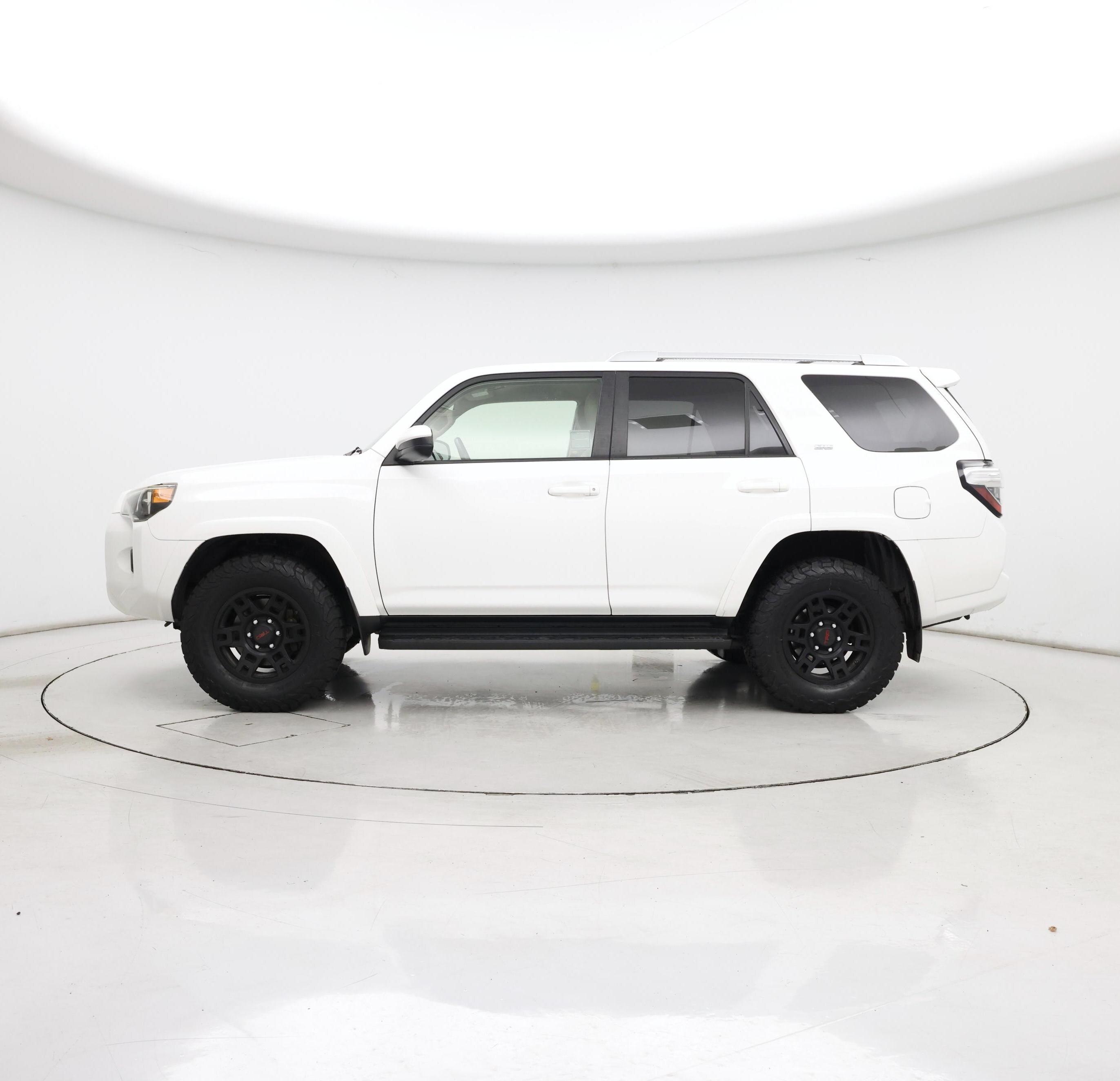 Thumbnail: 2016 Toyota 4Runner - 3