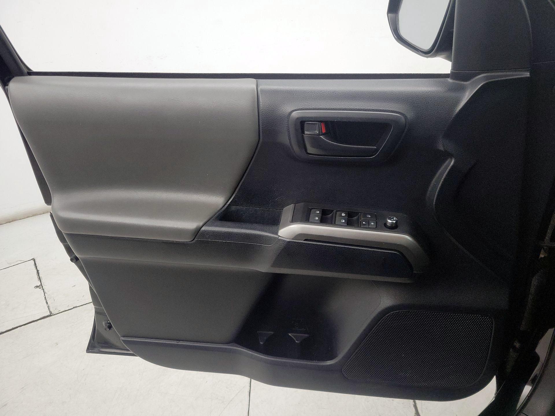 Thumbnail: 2016 Toyota Tacoma - 12