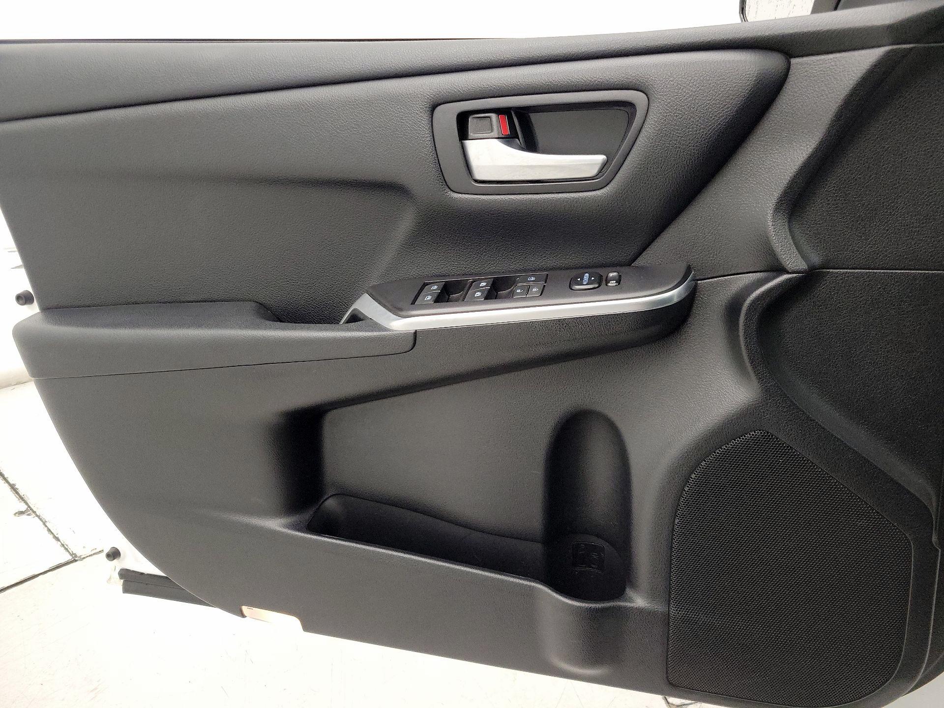 Thumbnail: 2016 Toyota Camry - 12