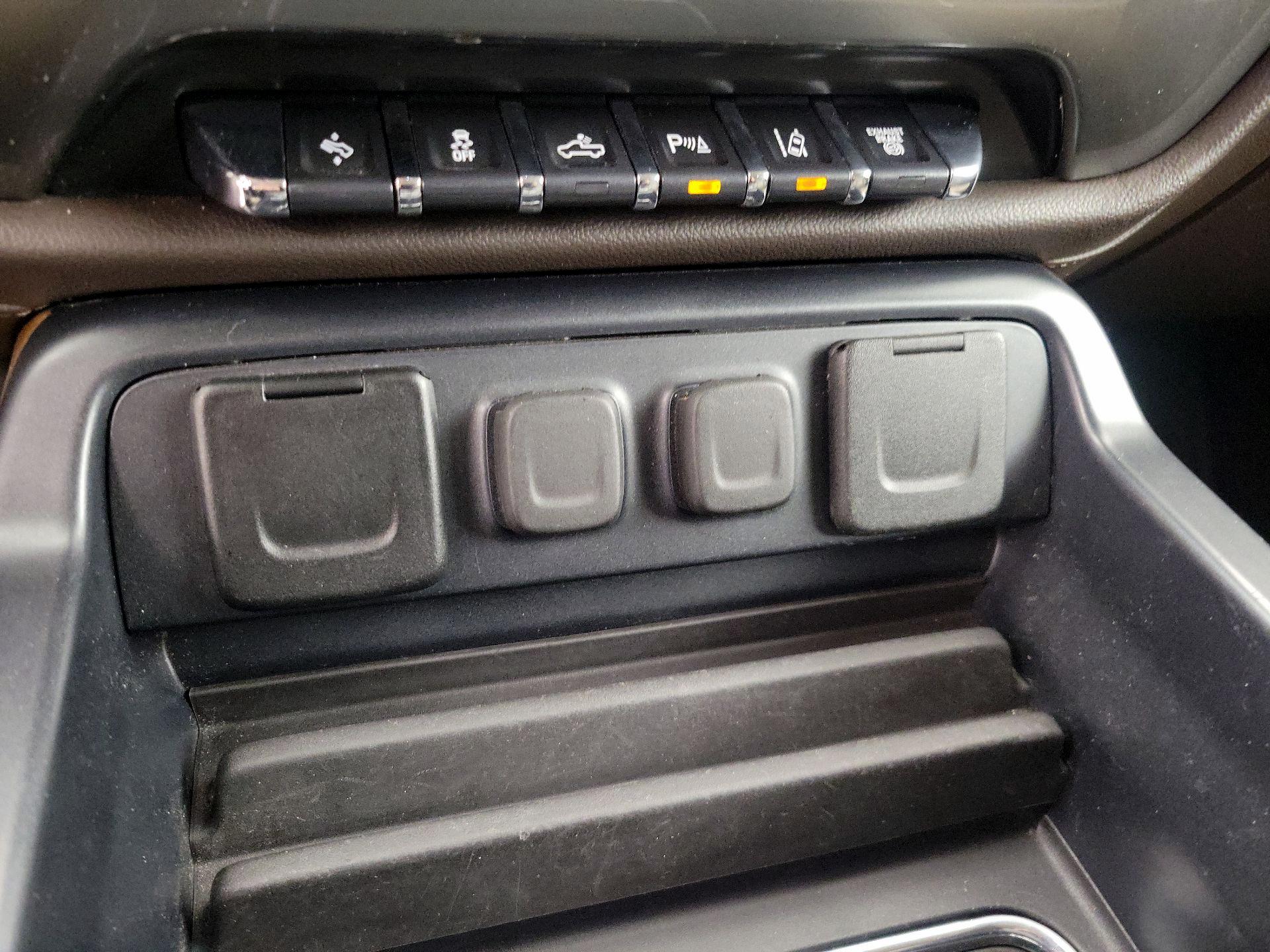 Thumbnail: 2018 Chevrolet Silverado 3500 - 19