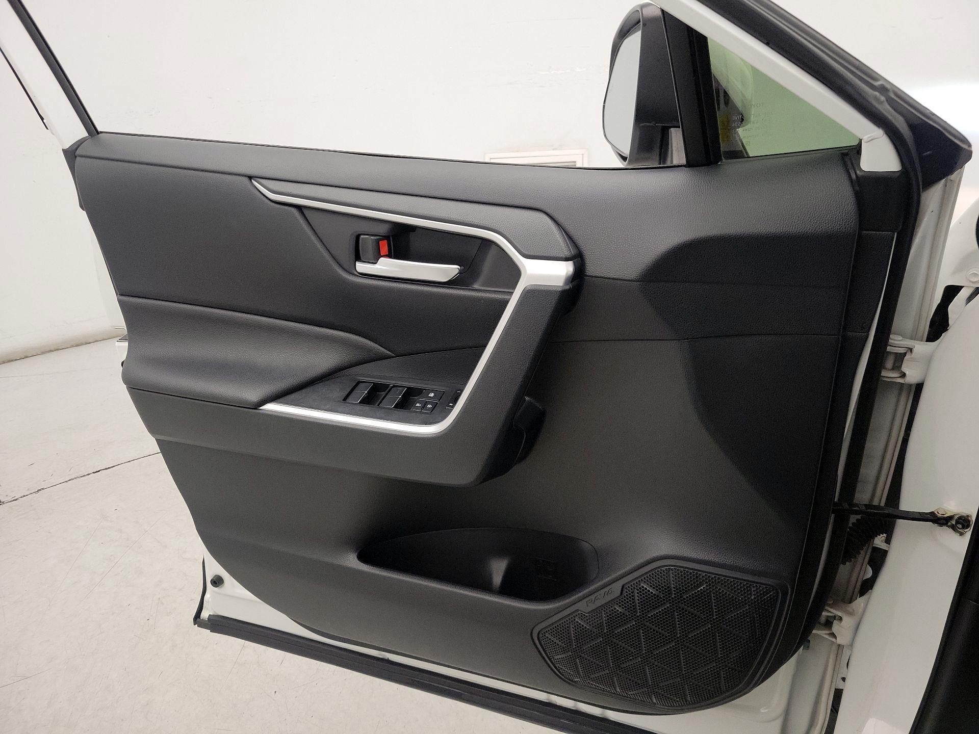 Thumbnail: 2019 Toyota RAV4 - 12