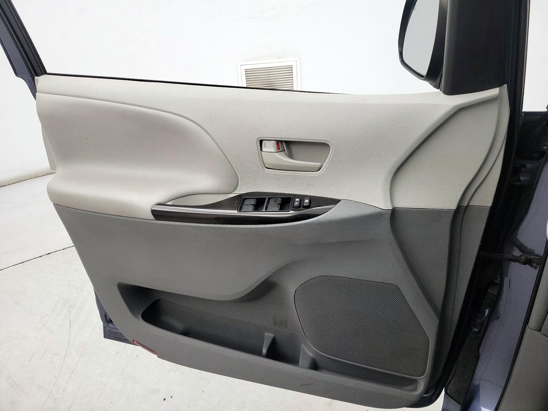 Thumbnail: 2014 Toyota Sienna - 12