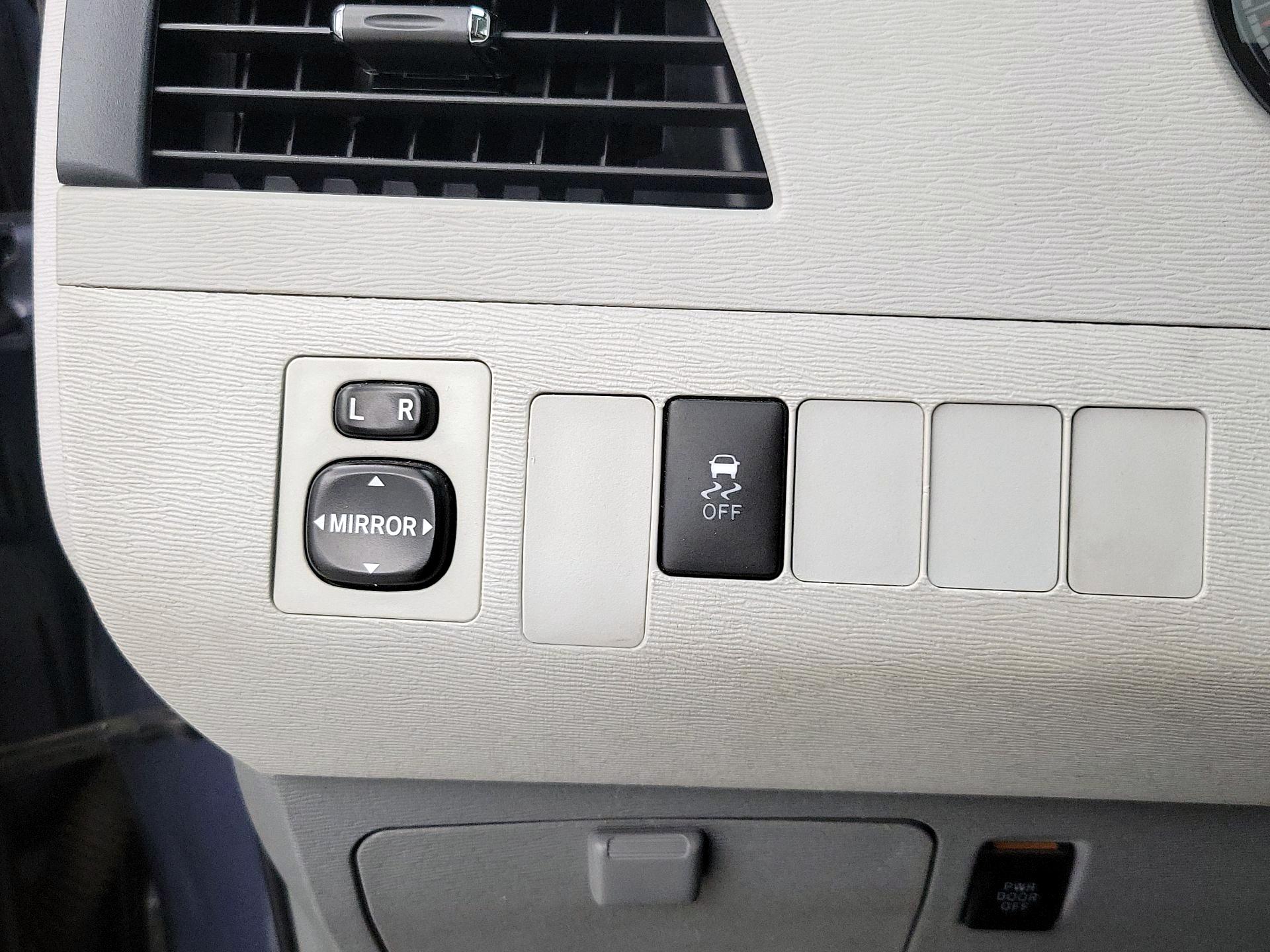 Thumbnail: 2014 Toyota Sienna - 13