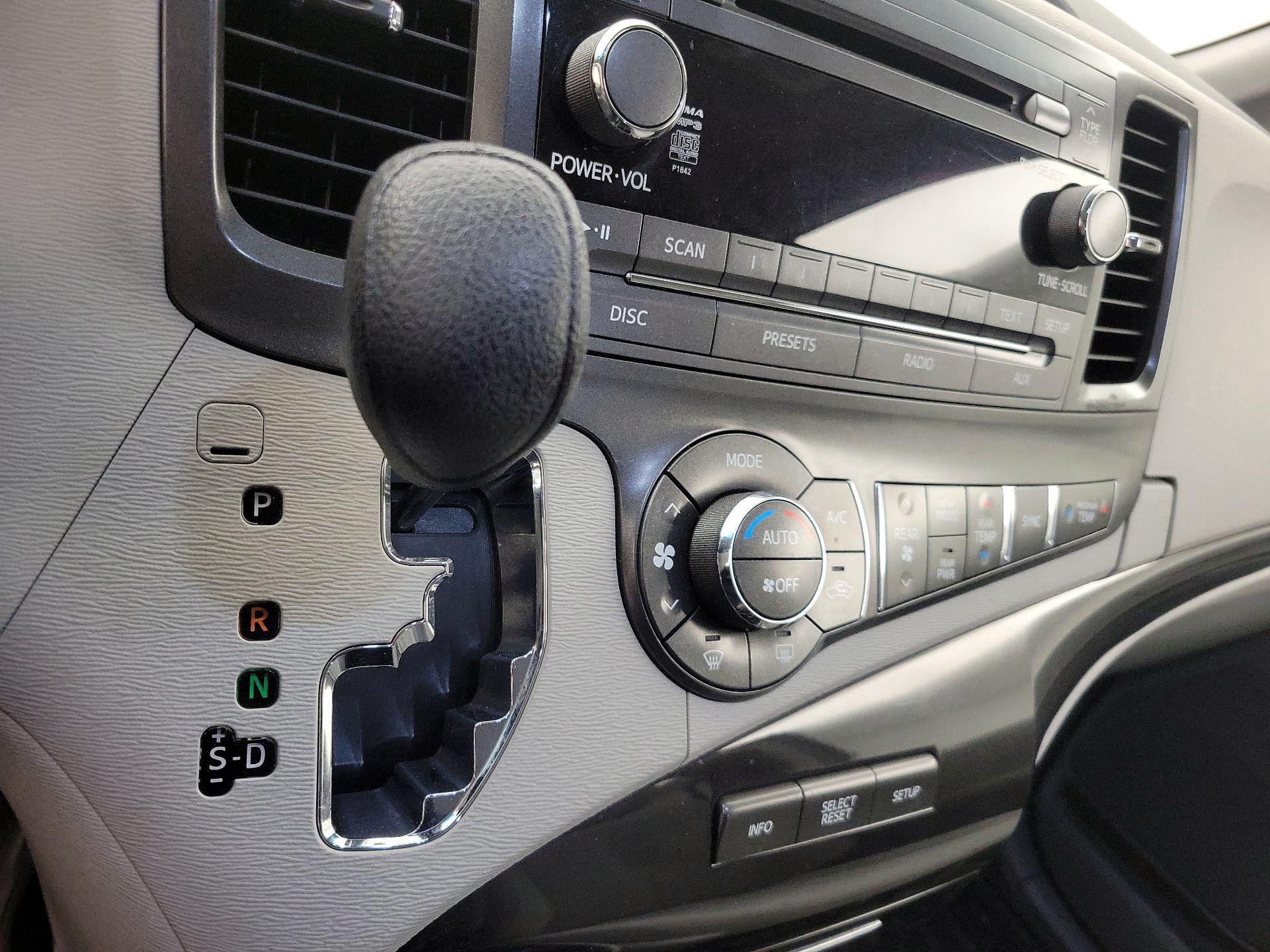 Thumbnail: 2014 Toyota Sienna - 17