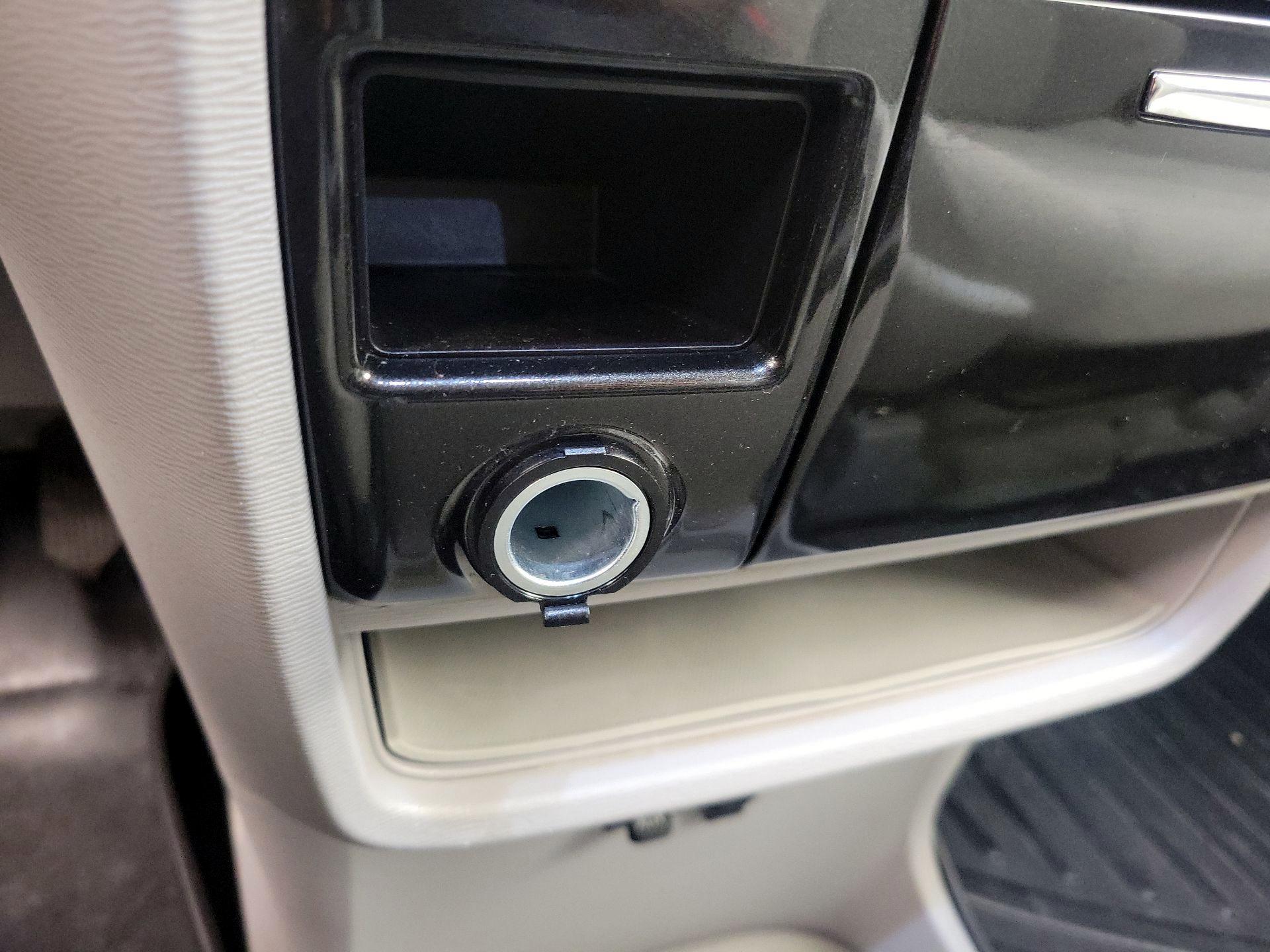 Thumbnail: 2014 Toyota Sienna - 18