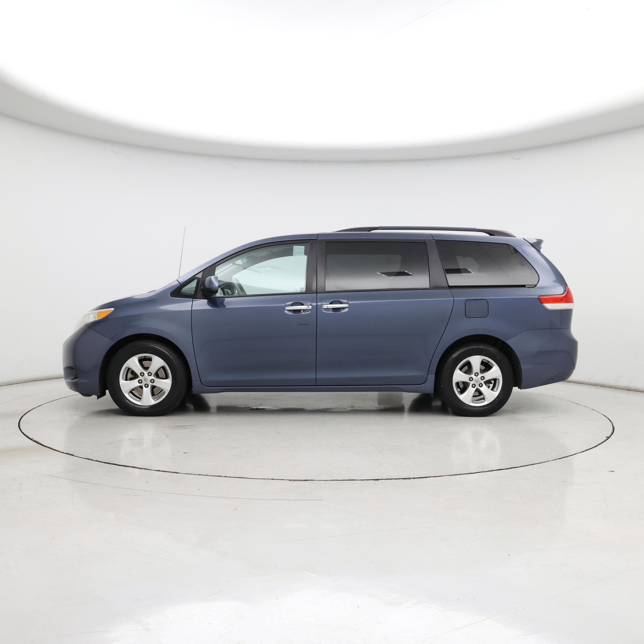 Thumbnail: 2014 Toyota Sienna - 3