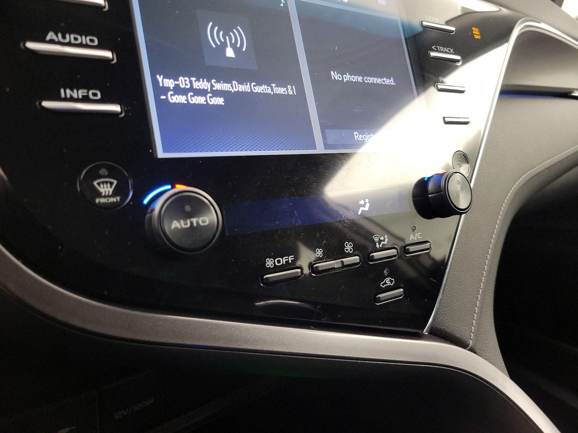 Thumbnail: 2018 Toyota Camry - 16