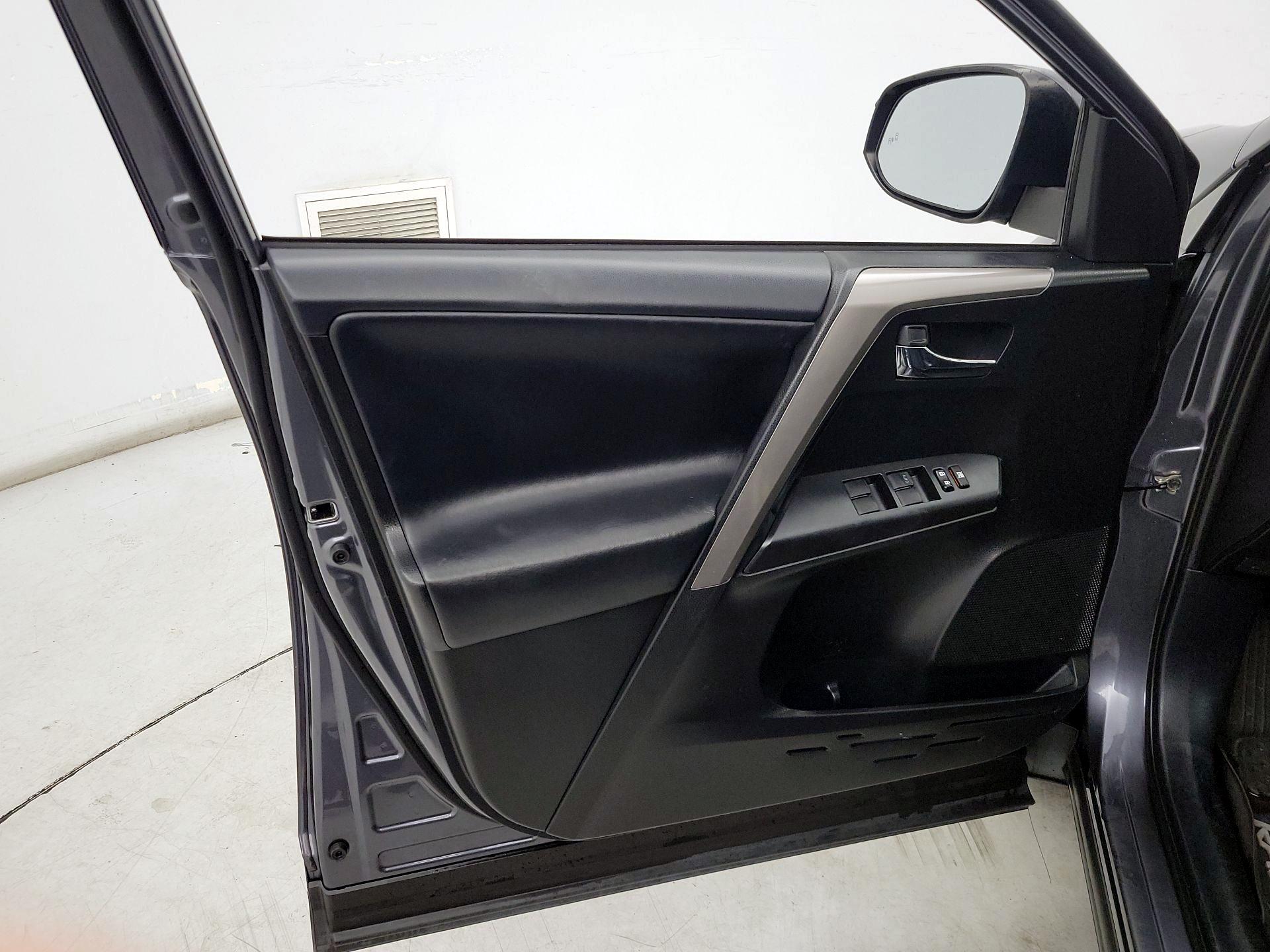 Thumbnail: 2018 Toyota RAV4 - 12