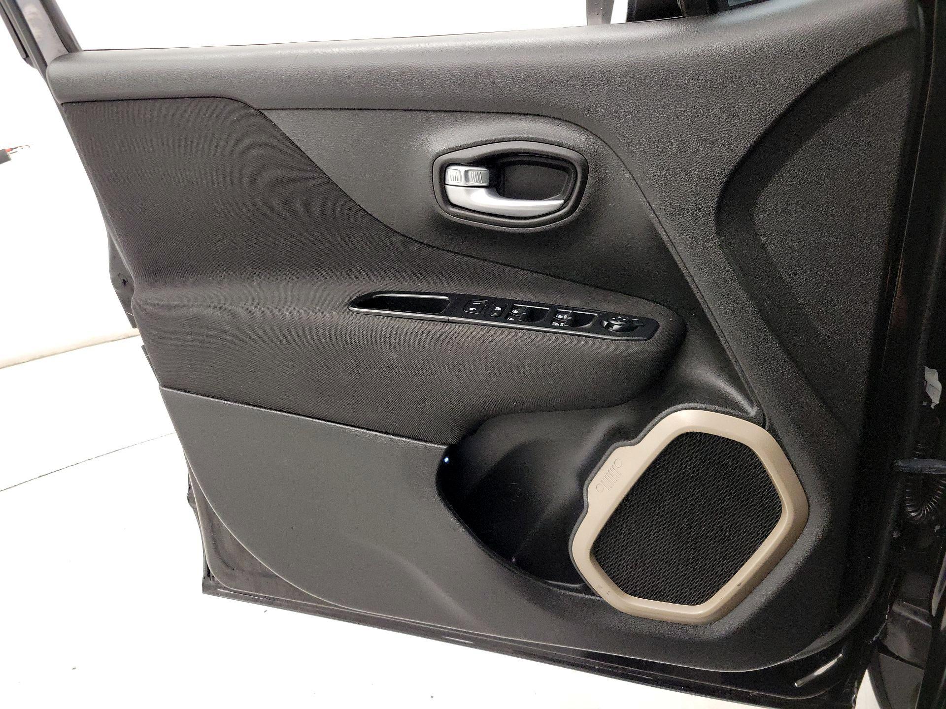 Thumbnail: 2017 Jeep Renegade - 12