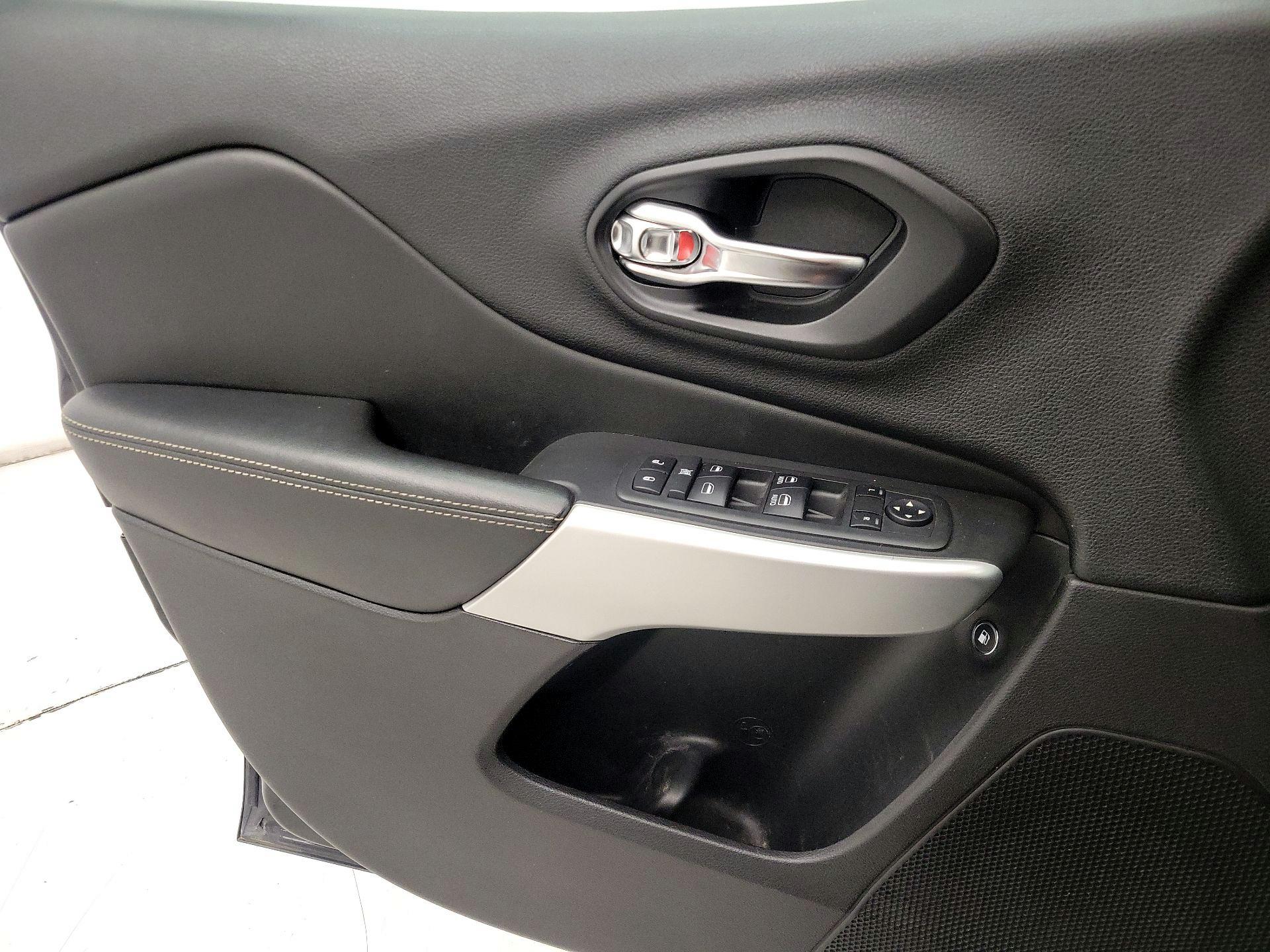 Thumbnail: 2018 Jeep Cherokee - 12