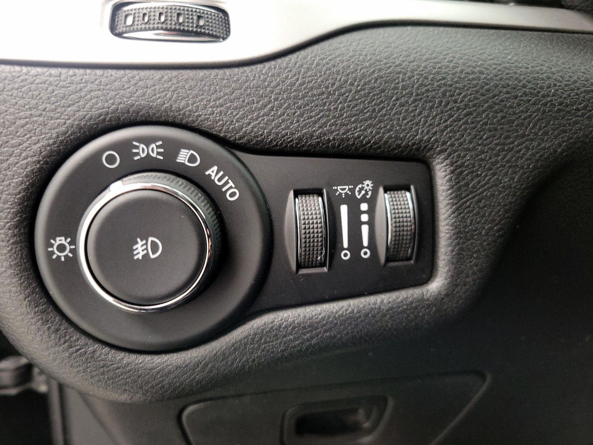 Thumbnail: 2018 Jeep Cherokee - 13