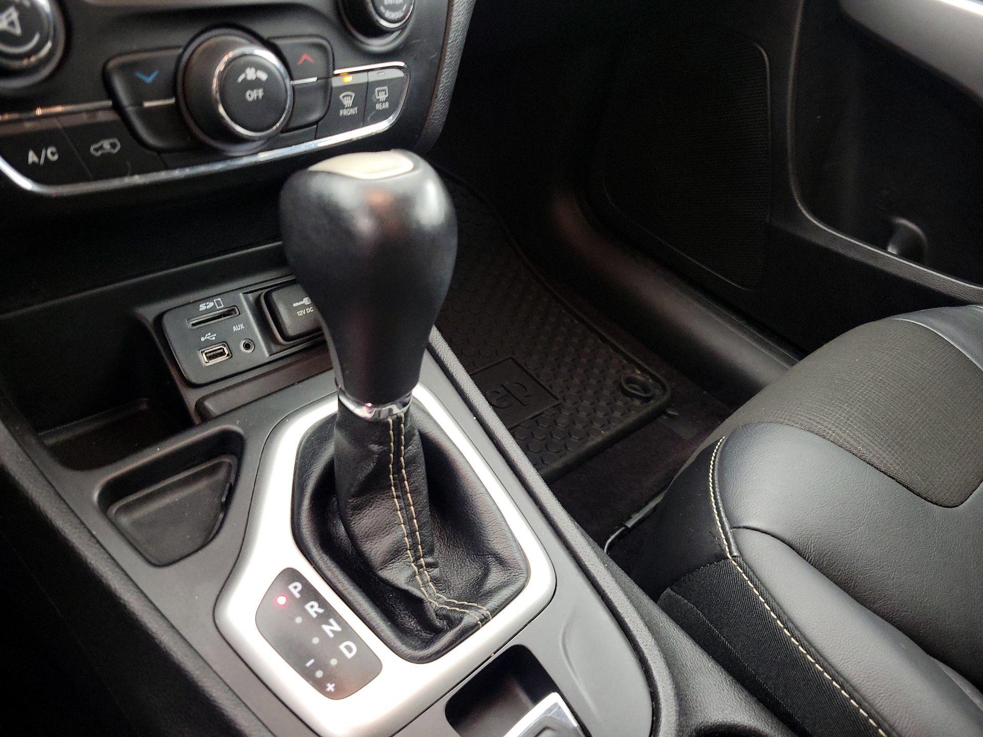 Thumbnail: 2018 Jeep Cherokee - 17