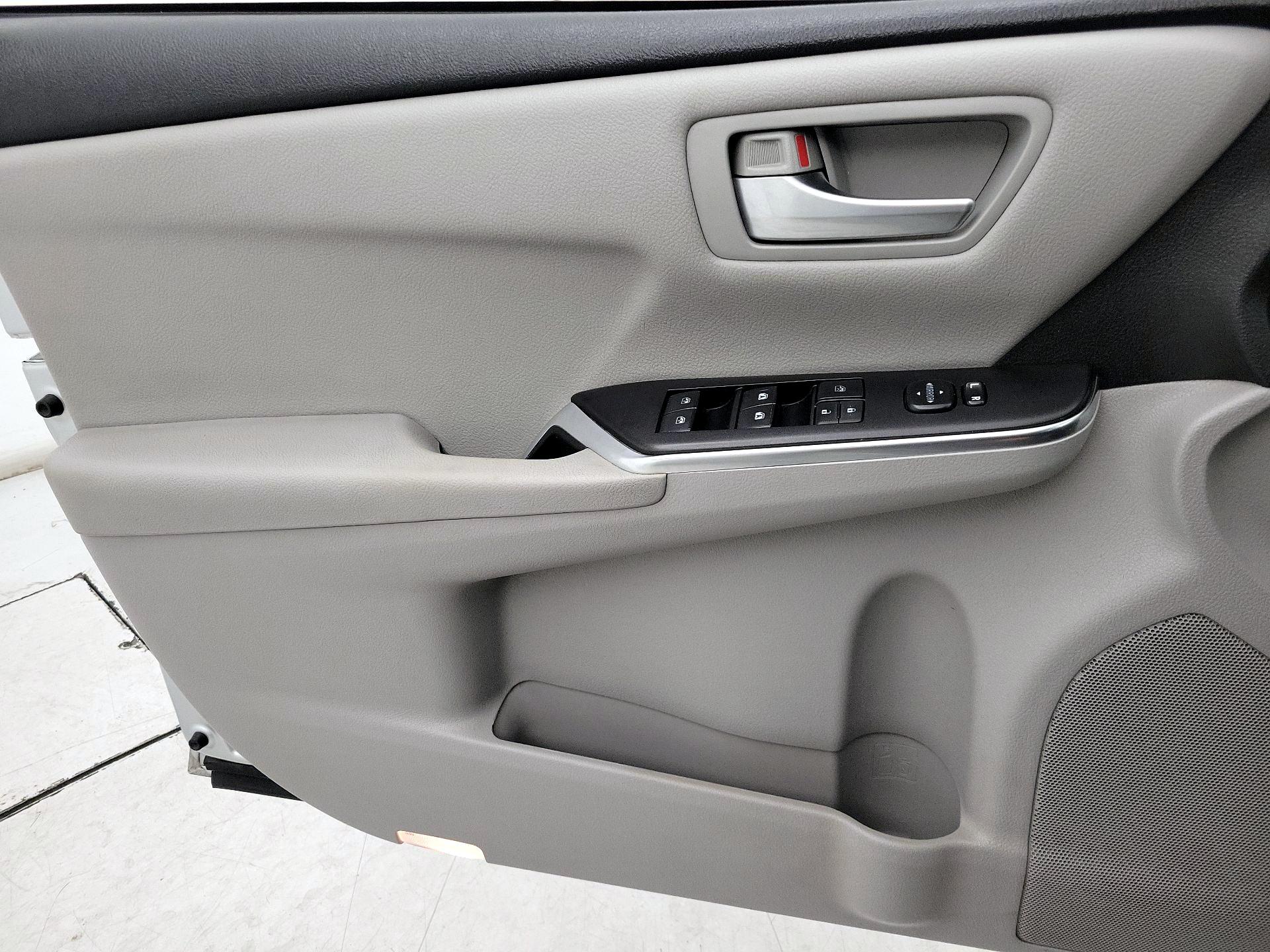 Thumbnail: 2017 Toyota Camry - 12