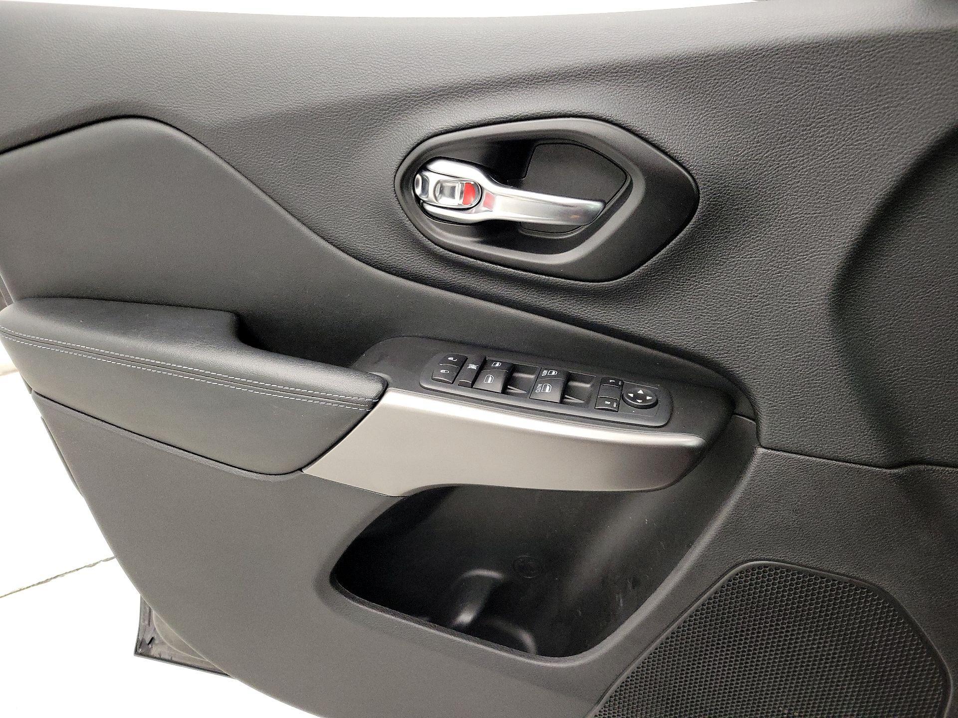 Thumbnail: 2021 Jeep Cherokee - 12