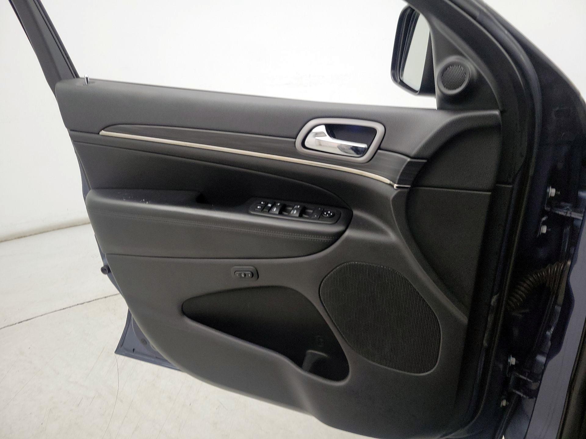 Thumbnail: 2020 Jeep Grand Cherokee - 12