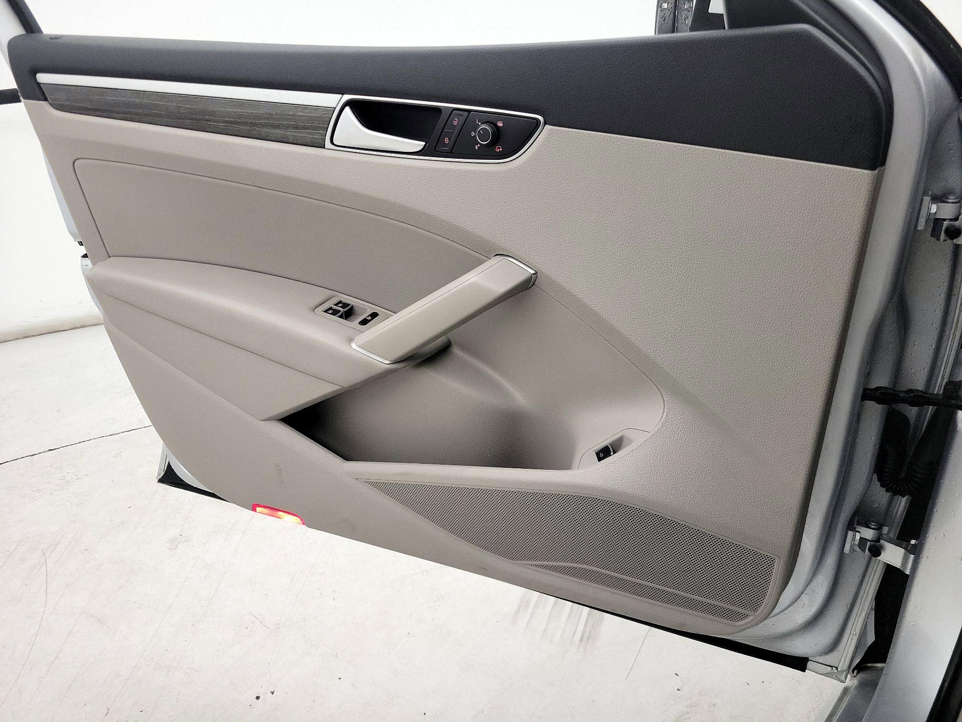 Thumbnail: 2016 Volkswagen Passat - 12