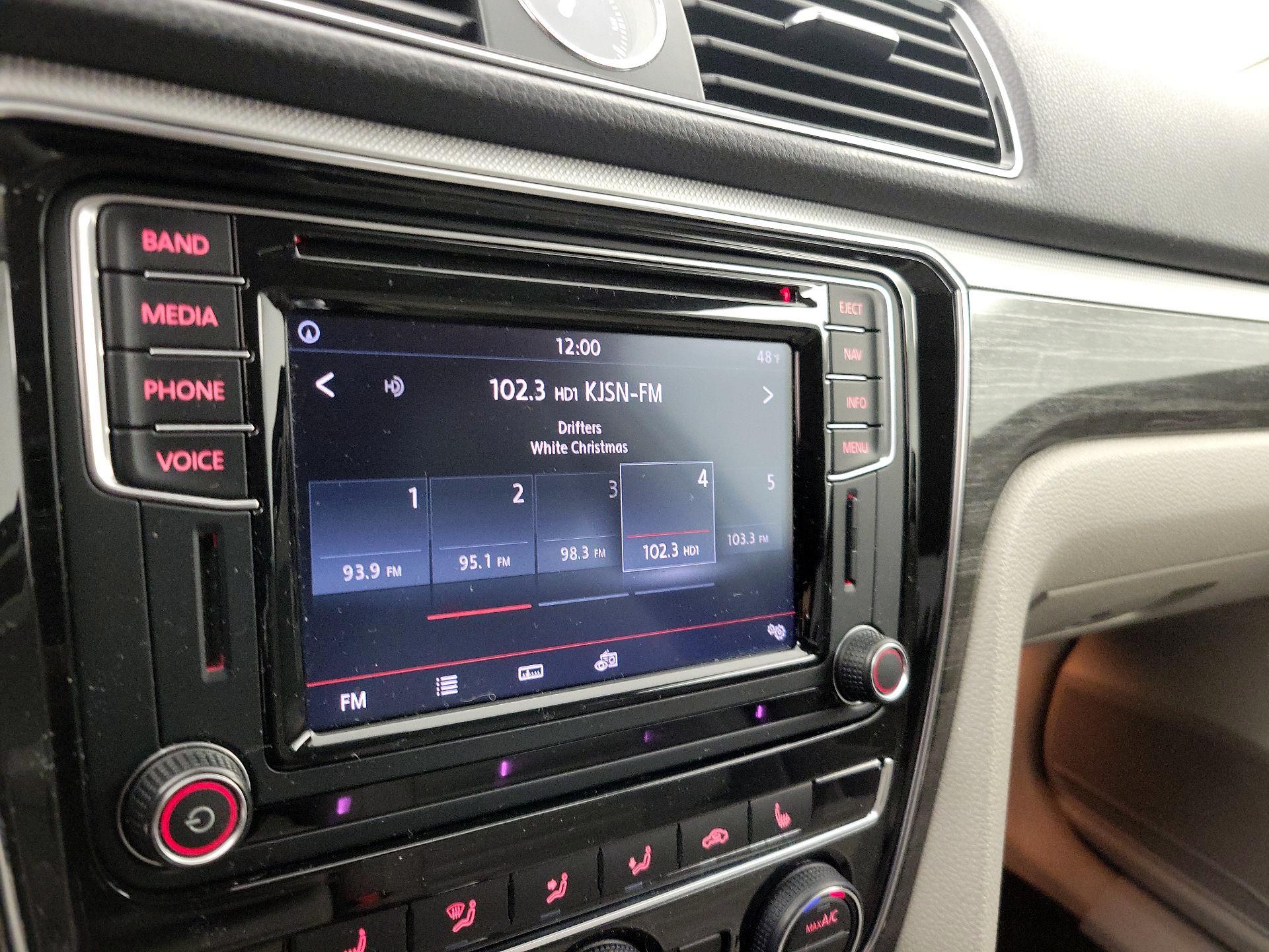 Thumbnail: 2016 Volkswagen Passat - 16