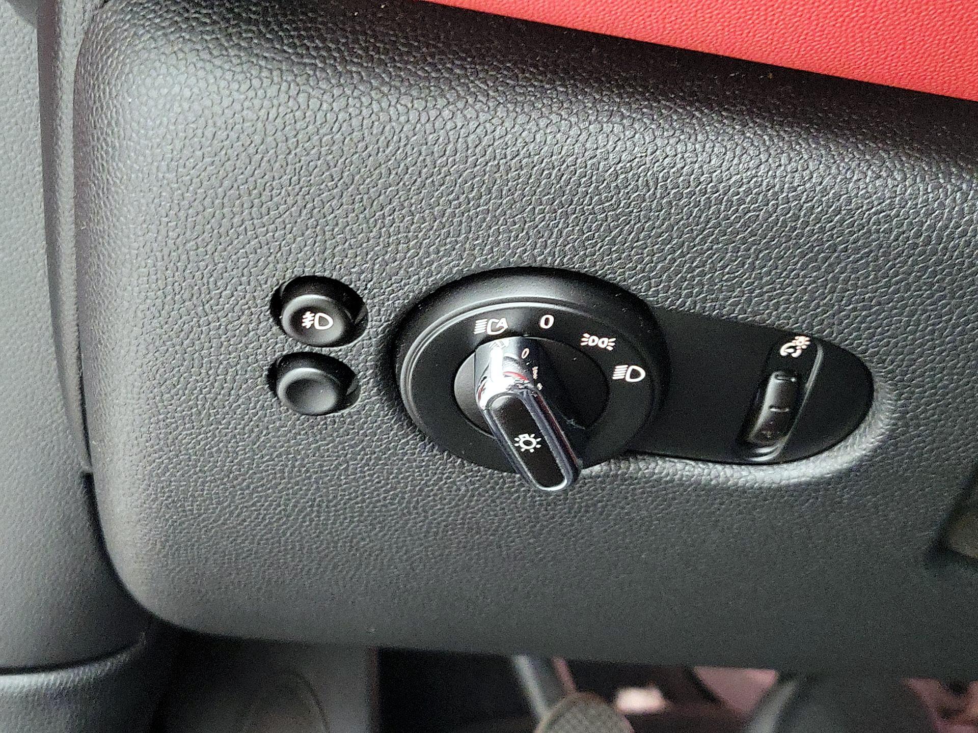 Thumbnail: 2015 MINI Cooper Hardtop - 13