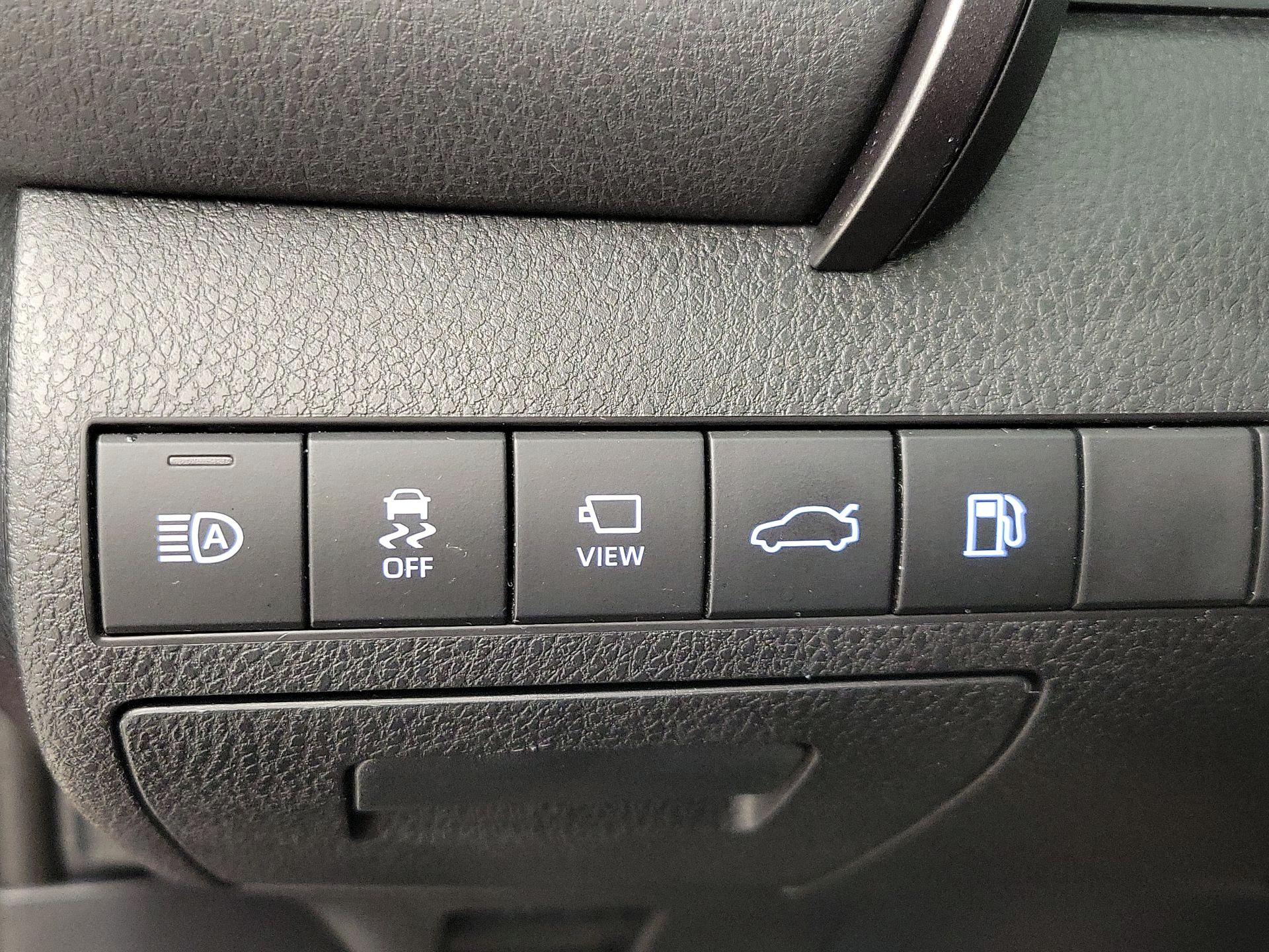 Thumbnail: 2018 Toyota Camry - 13