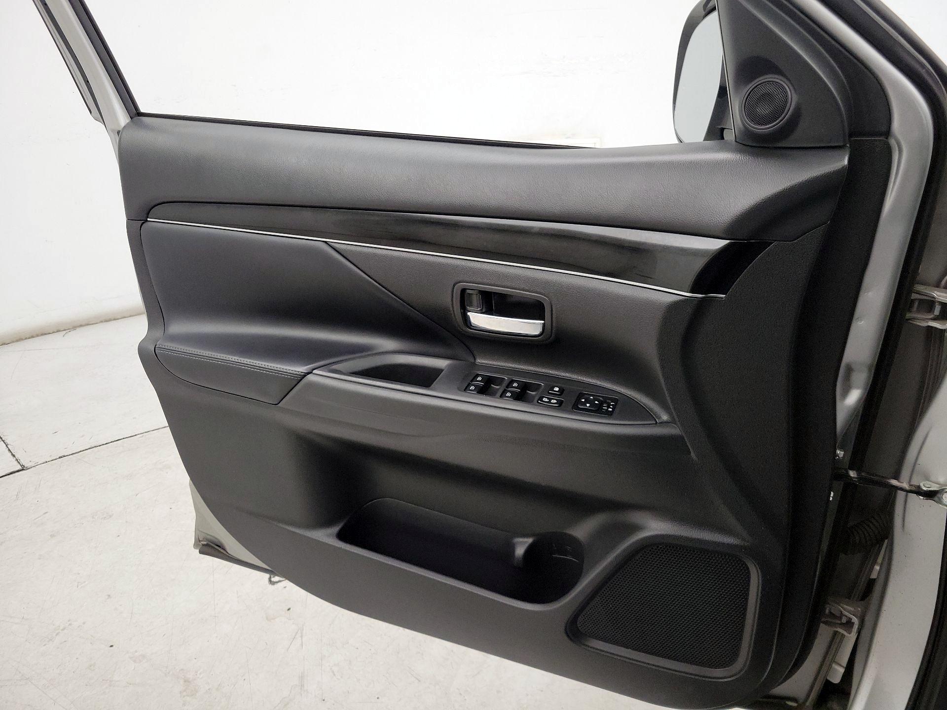 Thumbnail: 2019 Mitsubishi Outlander - 12