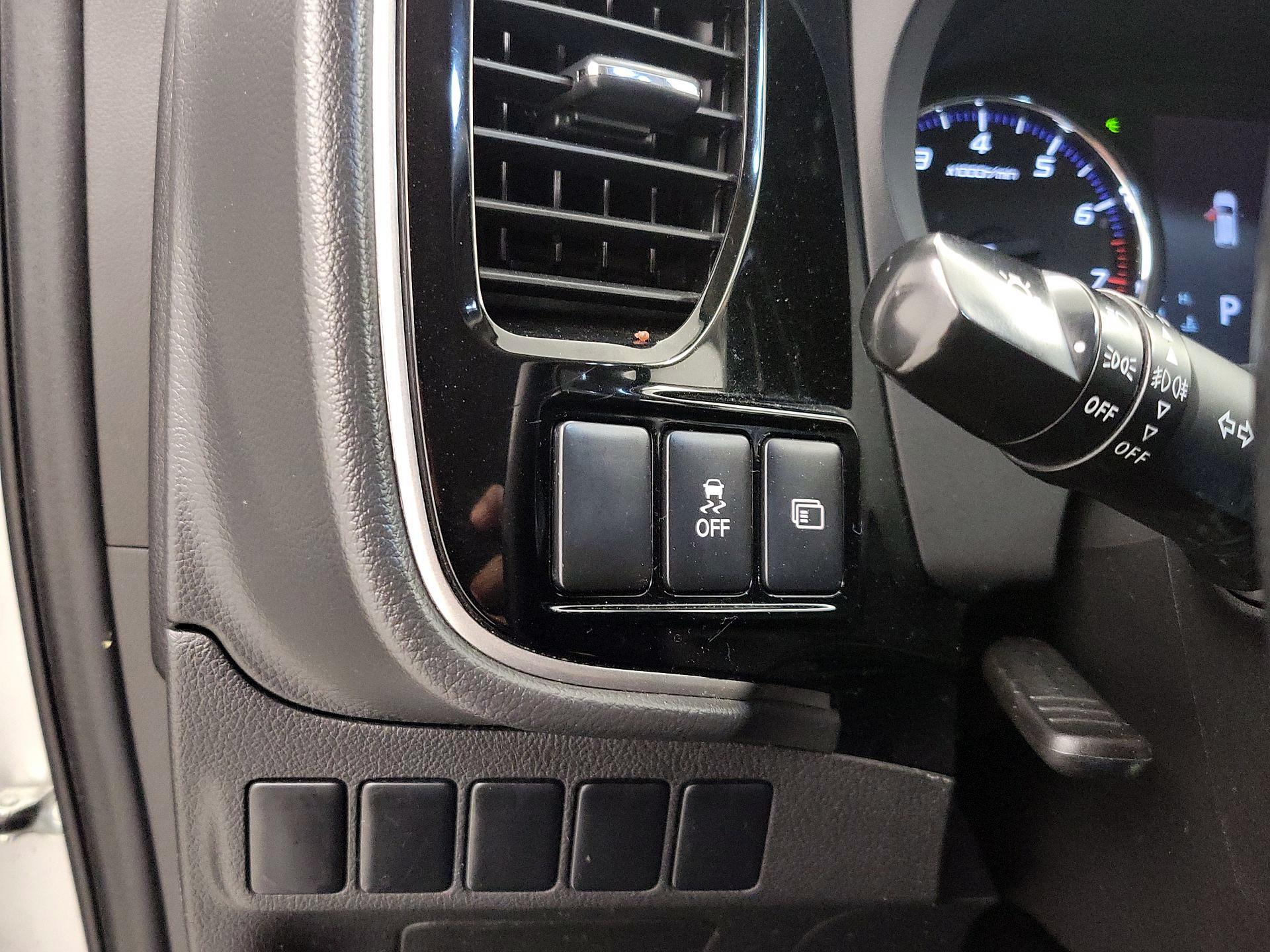 Thumbnail: 2019 Mitsubishi Outlander - 13