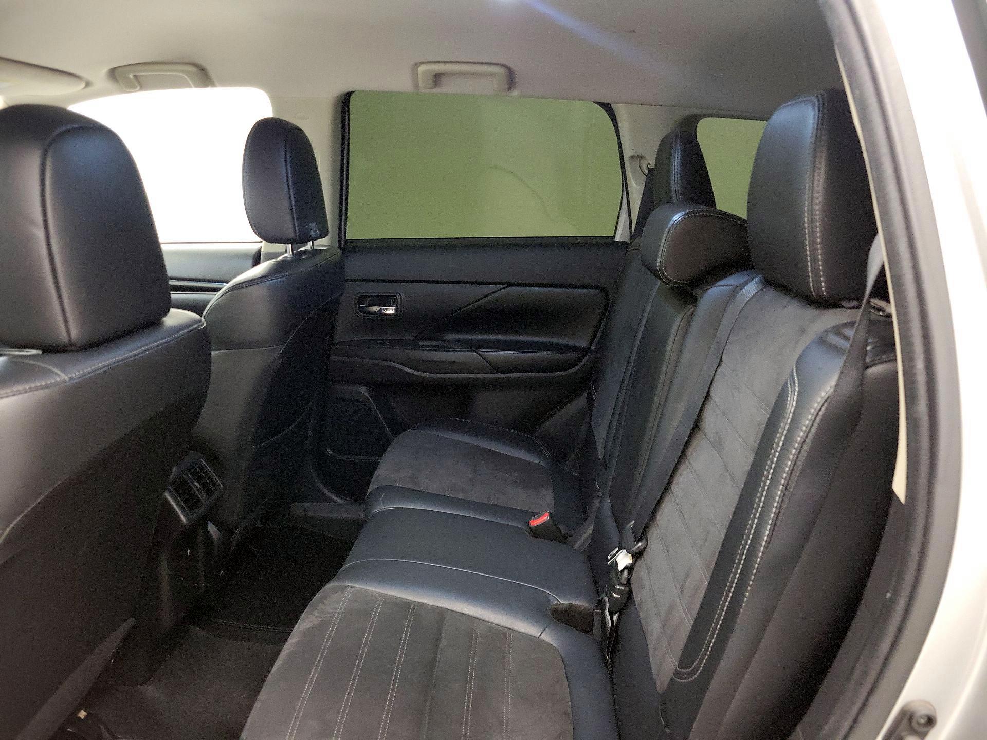 Thumbnail: 2019 Mitsubishi Outlander - 19