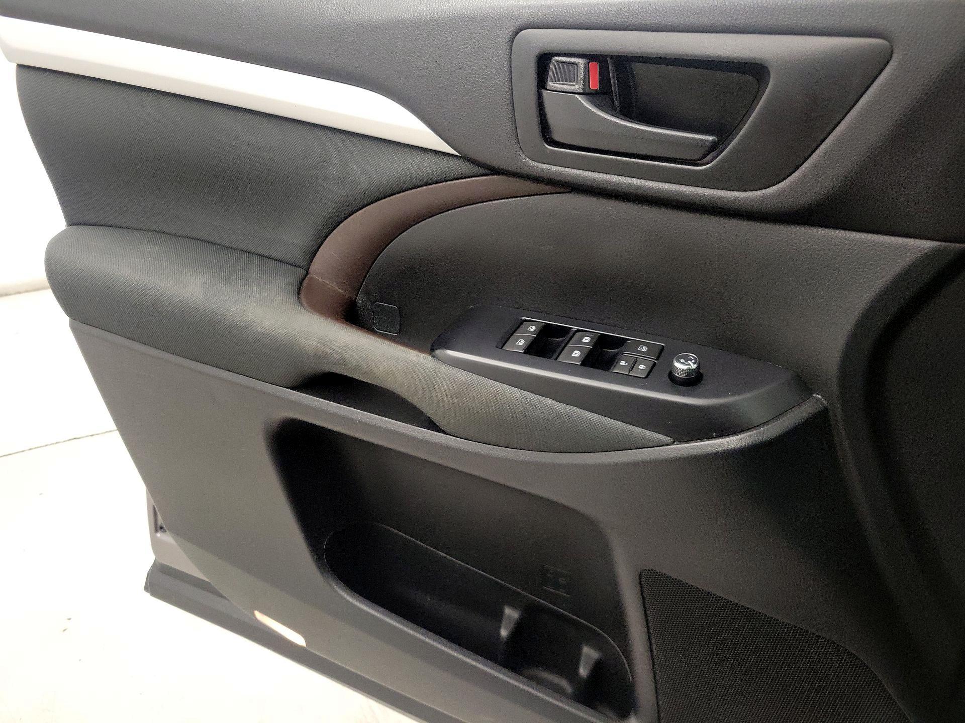 Thumbnail: 2016 Toyota Highlander - 12