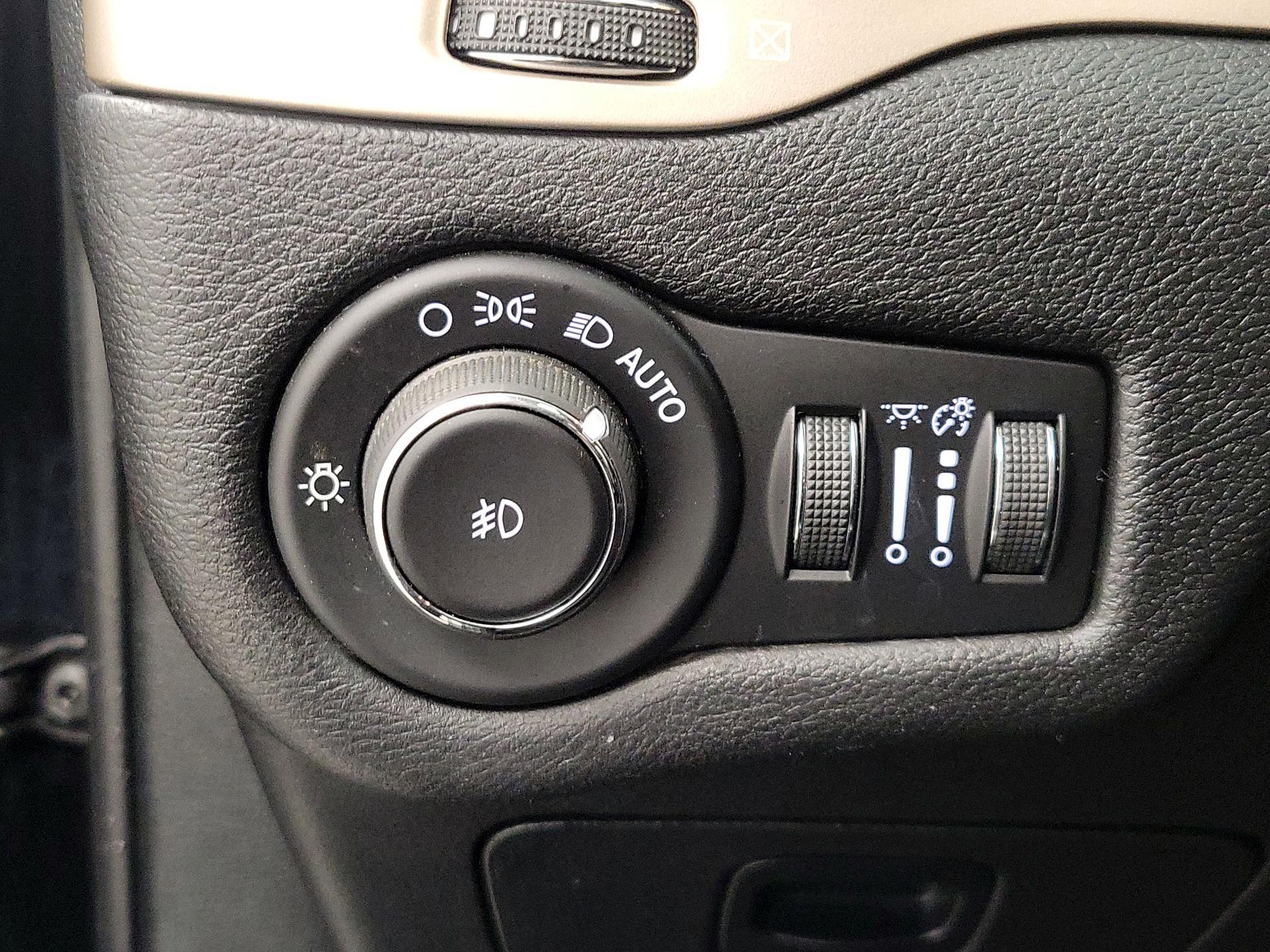 Thumbnail: 2017 Jeep Cherokee - 13