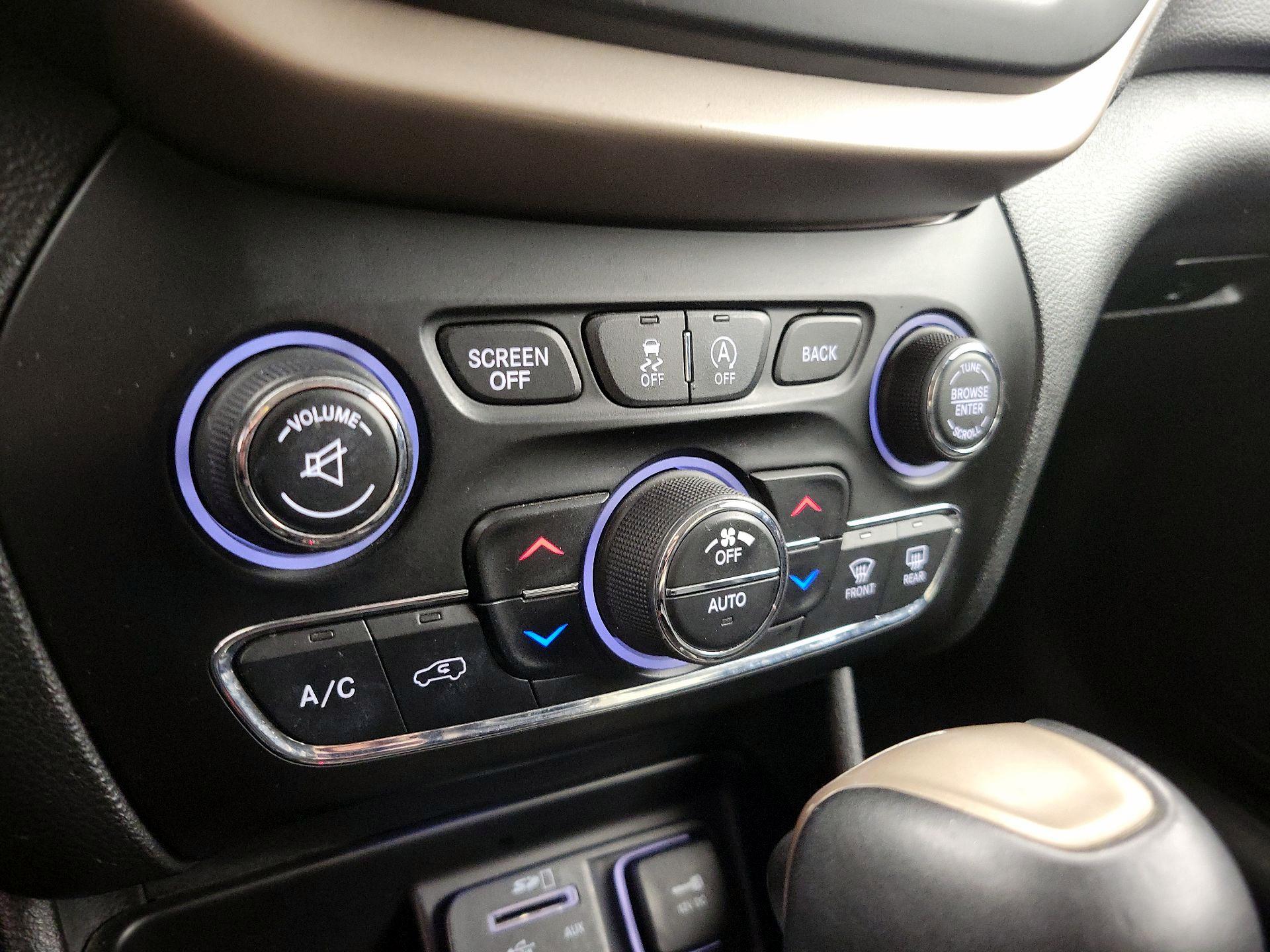 Thumbnail: 2017 Jeep Cherokee - 17