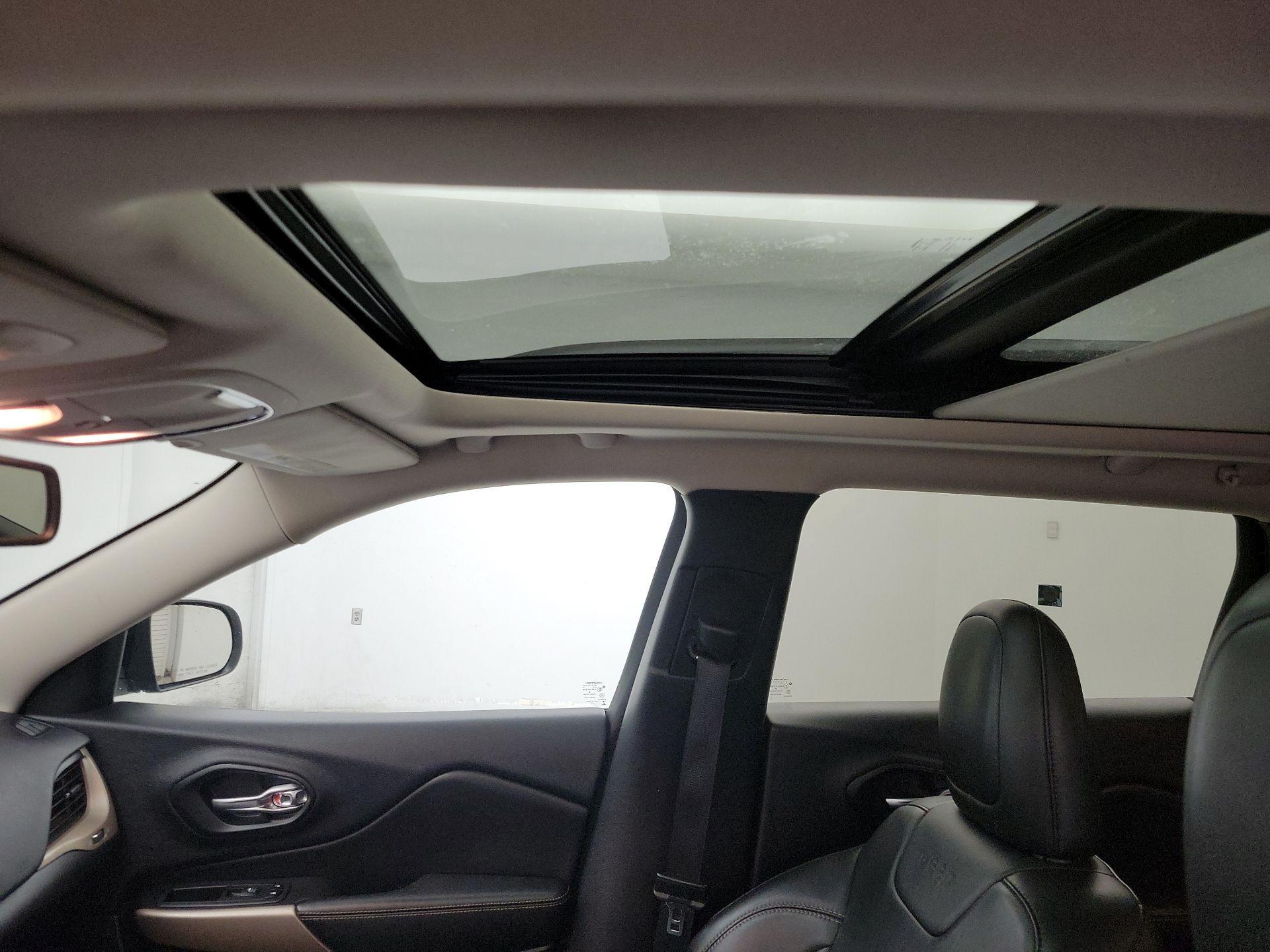 Thumbnail: 2017 Jeep Cherokee - 20