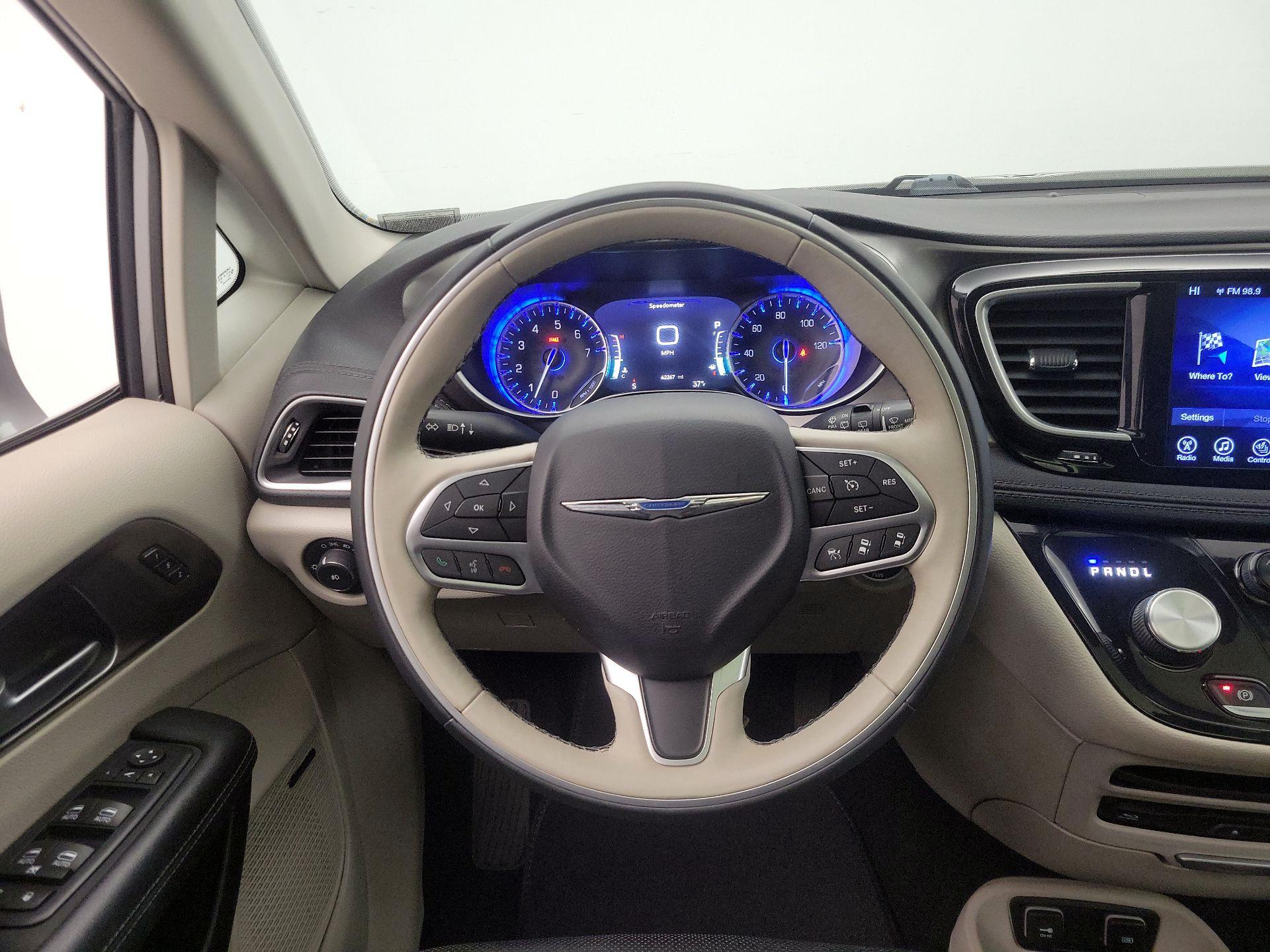 Thumbnail: 2017 Chrysler Pacifica - 10