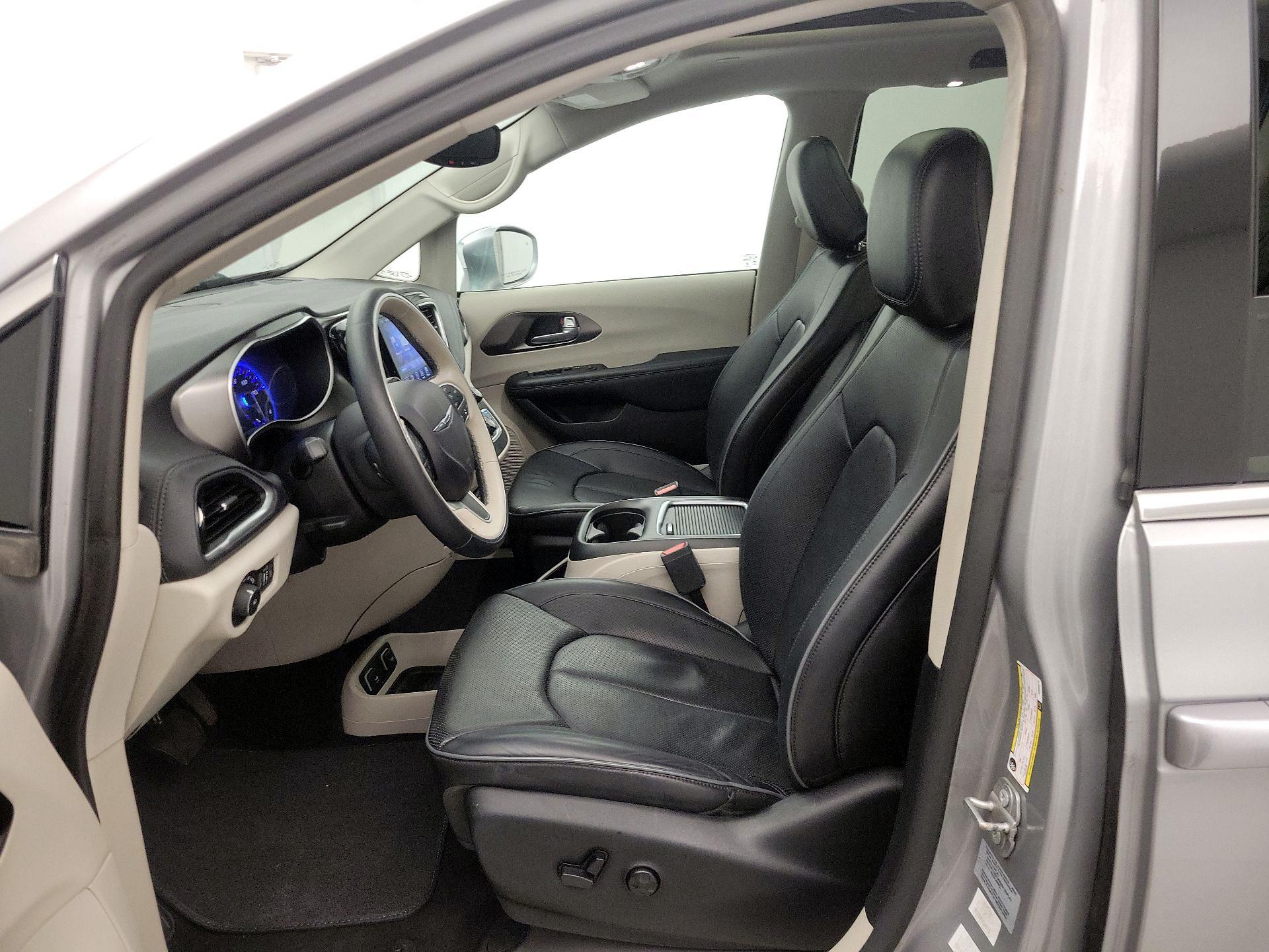 Thumbnail: 2017 Chrysler Pacifica - 11