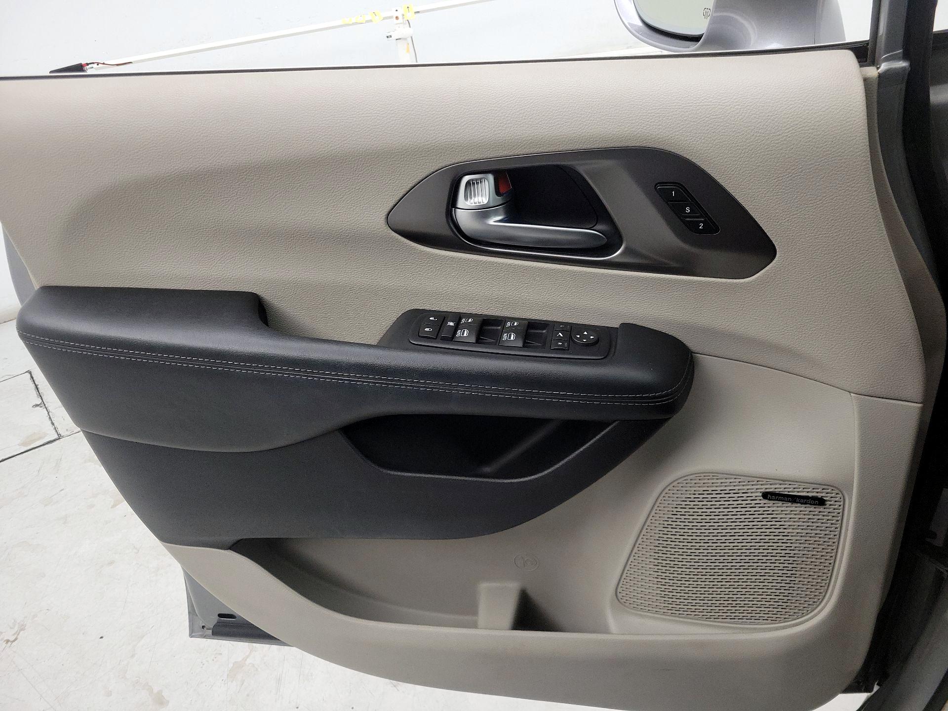 Thumbnail: 2017 Chrysler Pacifica - 12