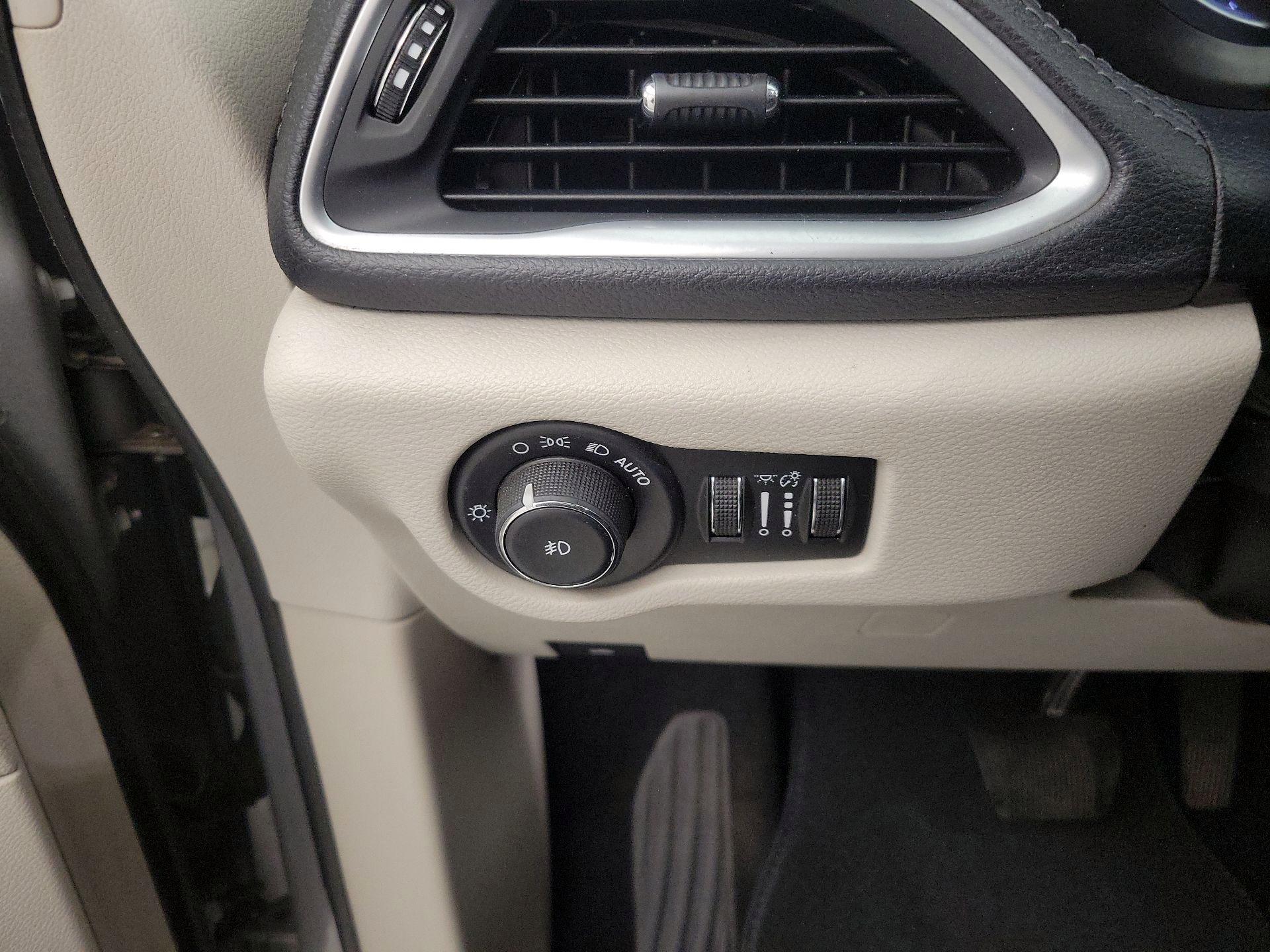 Thumbnail: 2017 Chrysler Pacifica - 13