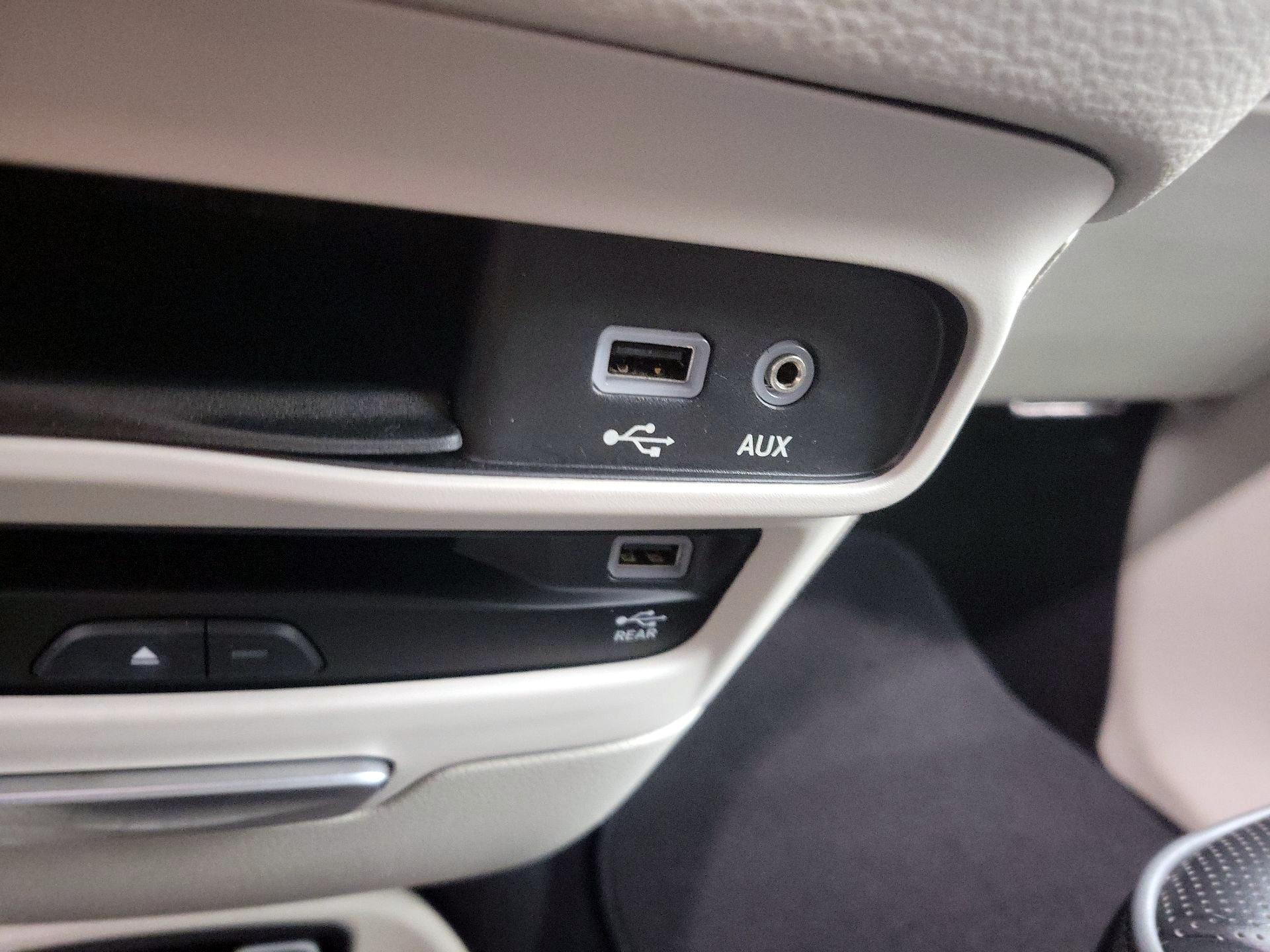 Thumbnail: 2017 Chrysler Pacifica - 18