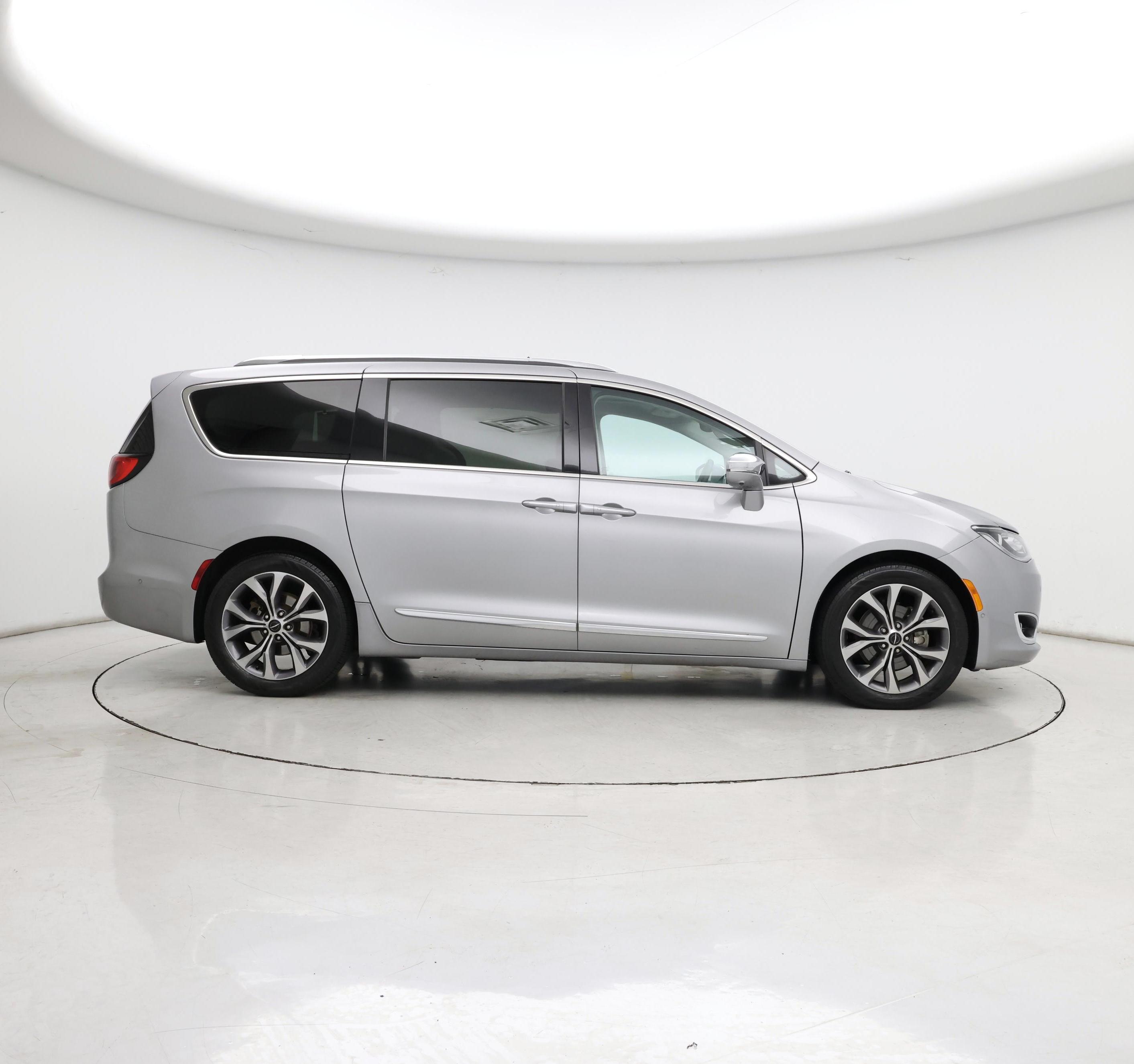 Thumbnail: 2017 Chrysler Pacifica - 7