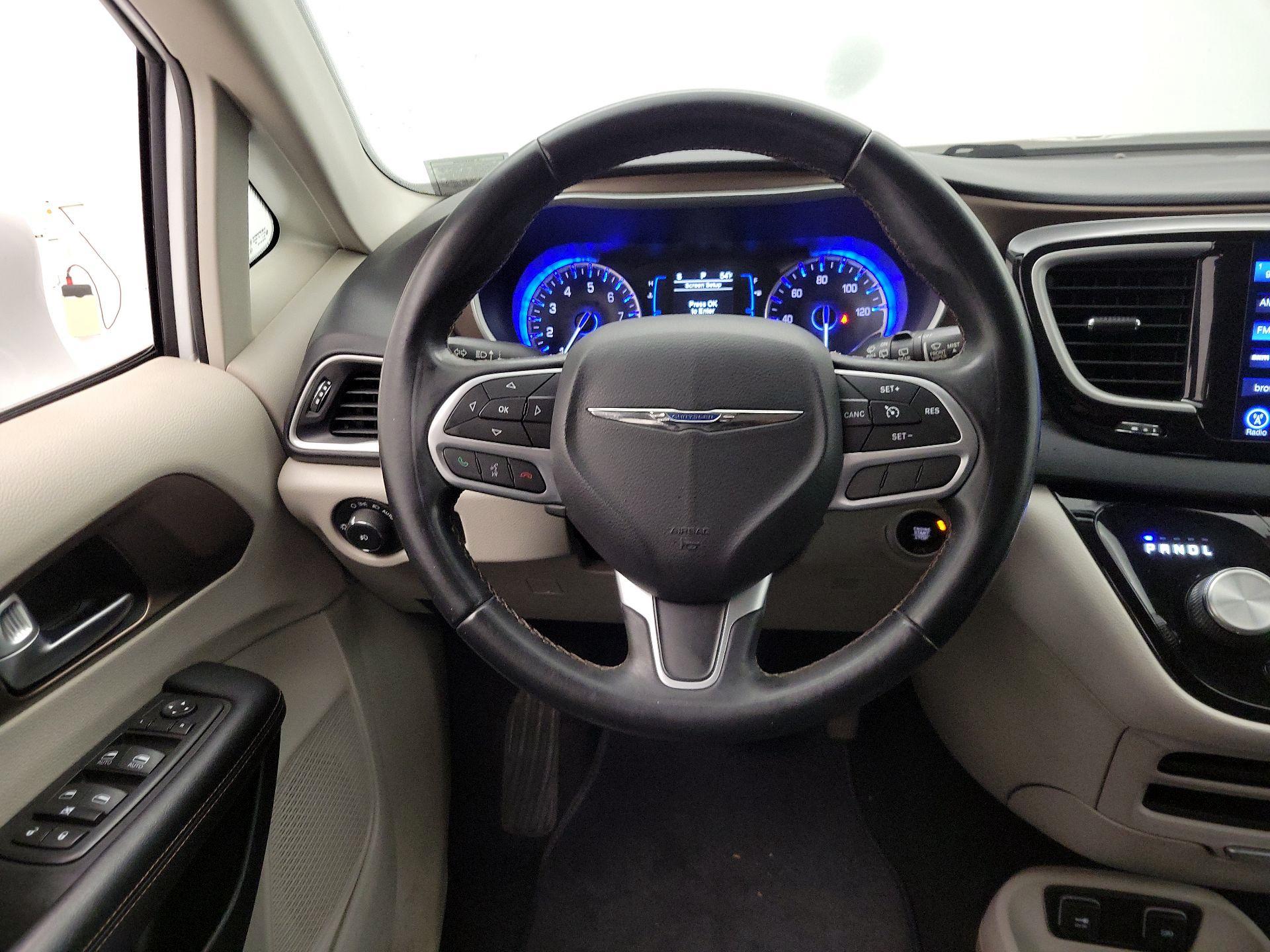 Thumbnail: 2017 Chrysler Pacifica - 10