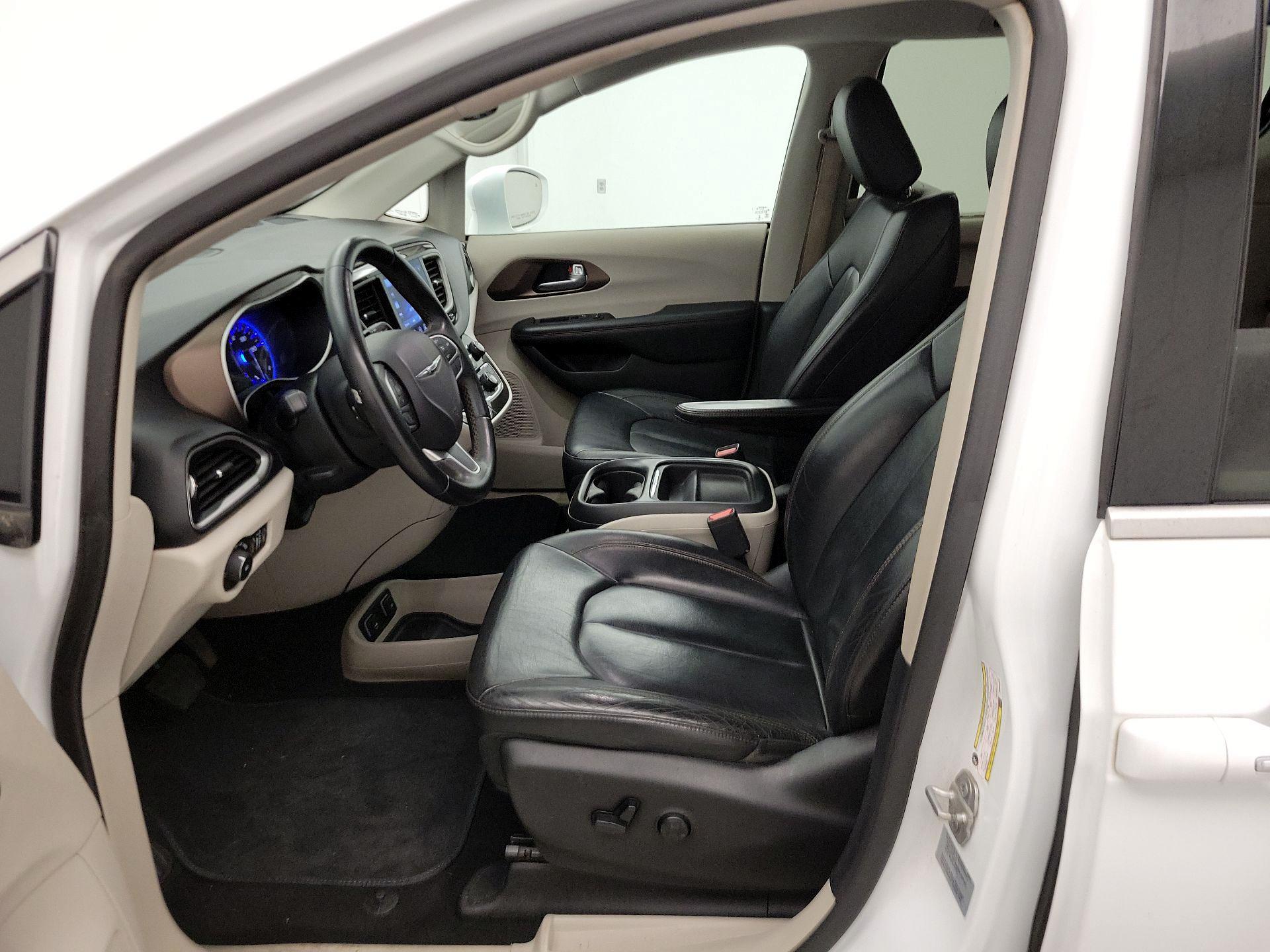 Thumbnail: 2017 Chrysler Pacifica - 11