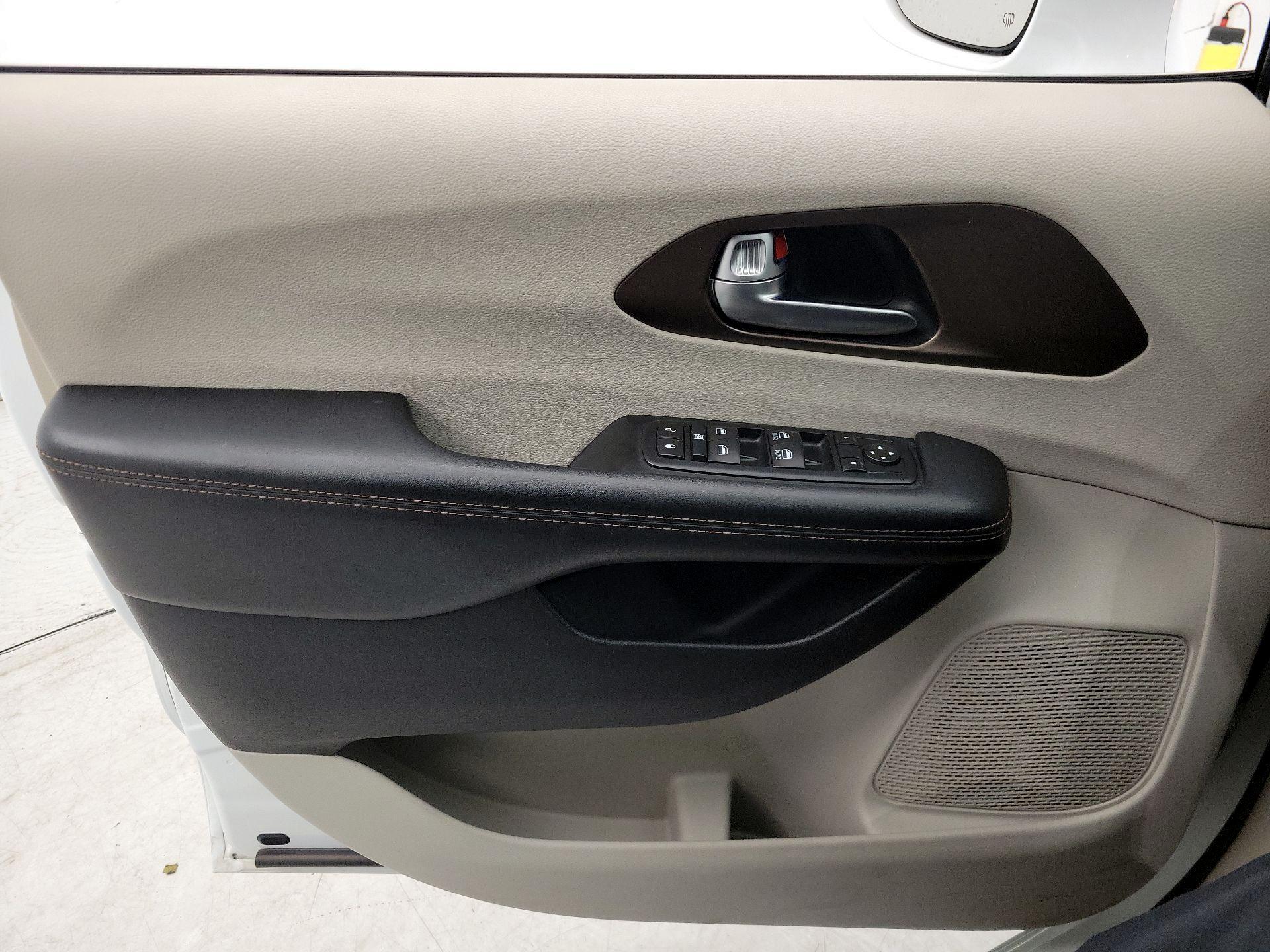 Thumbnail: 2017 Chrysler Pacifica - 12